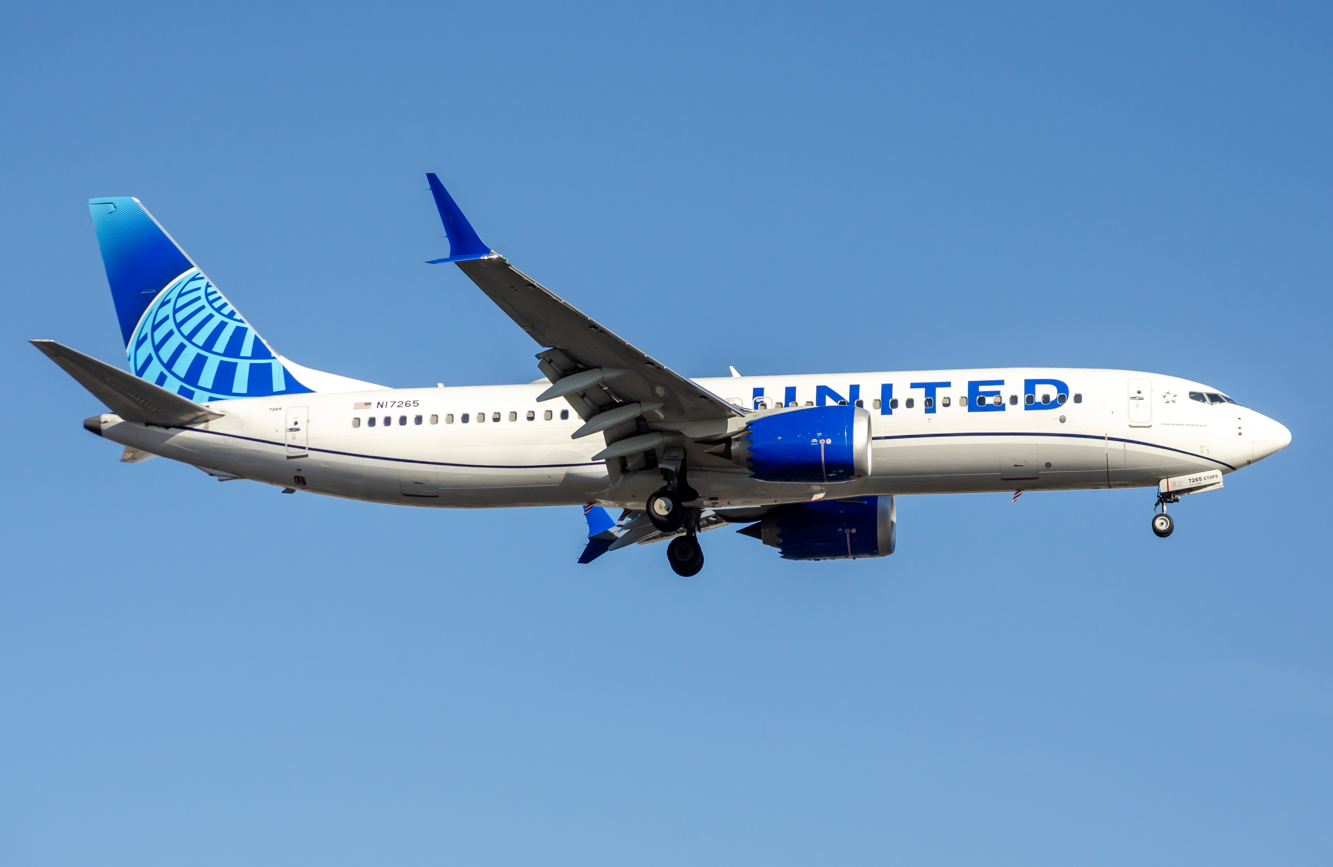 Full size: United Airlines Boeing 737 MAX 8 N17265 at Newark Liberty International Airport