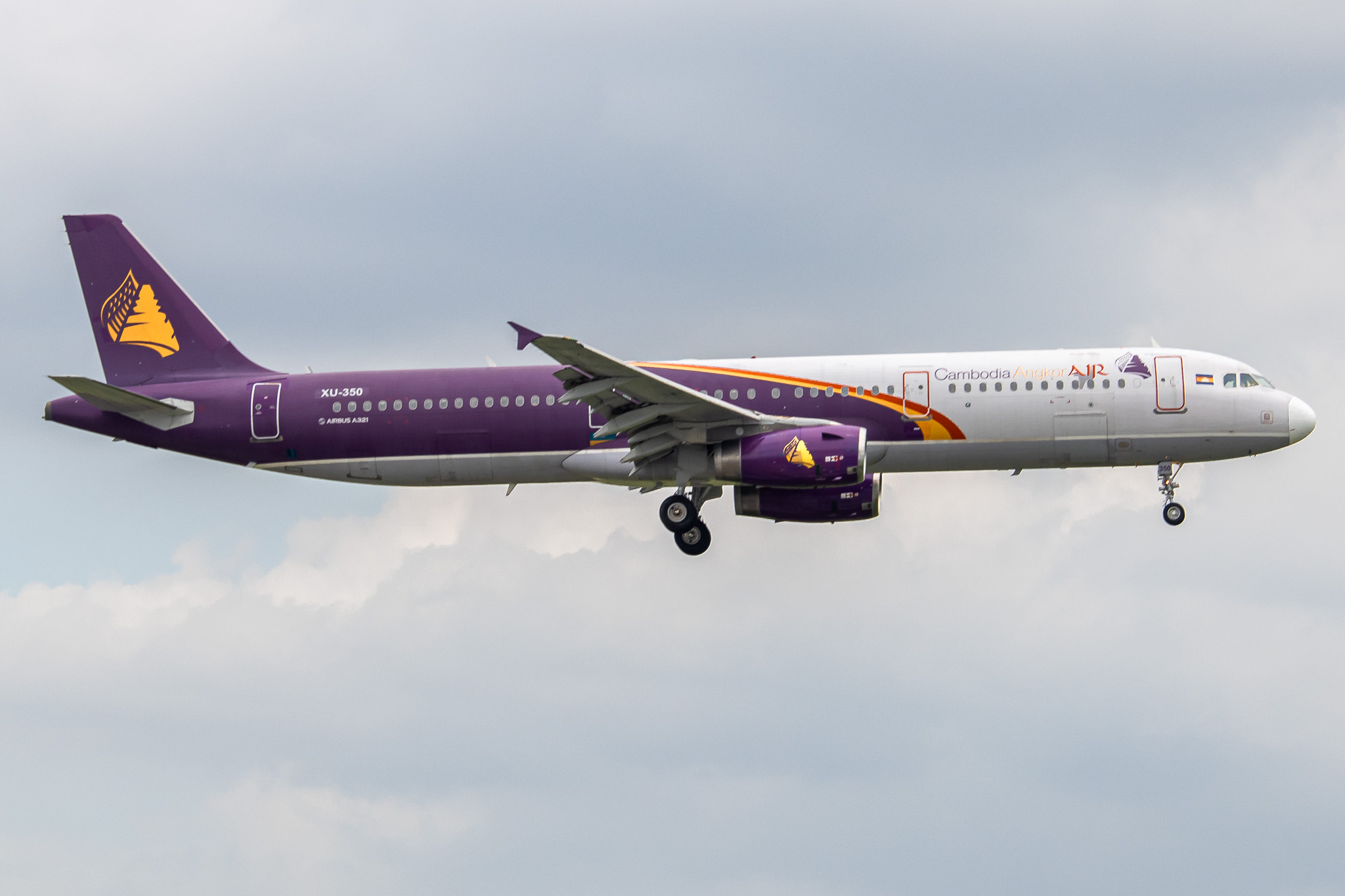 Full size: Cambodia Angkor Air Airbus A321-200 XU-350 at Tan Son Nhat International Airport