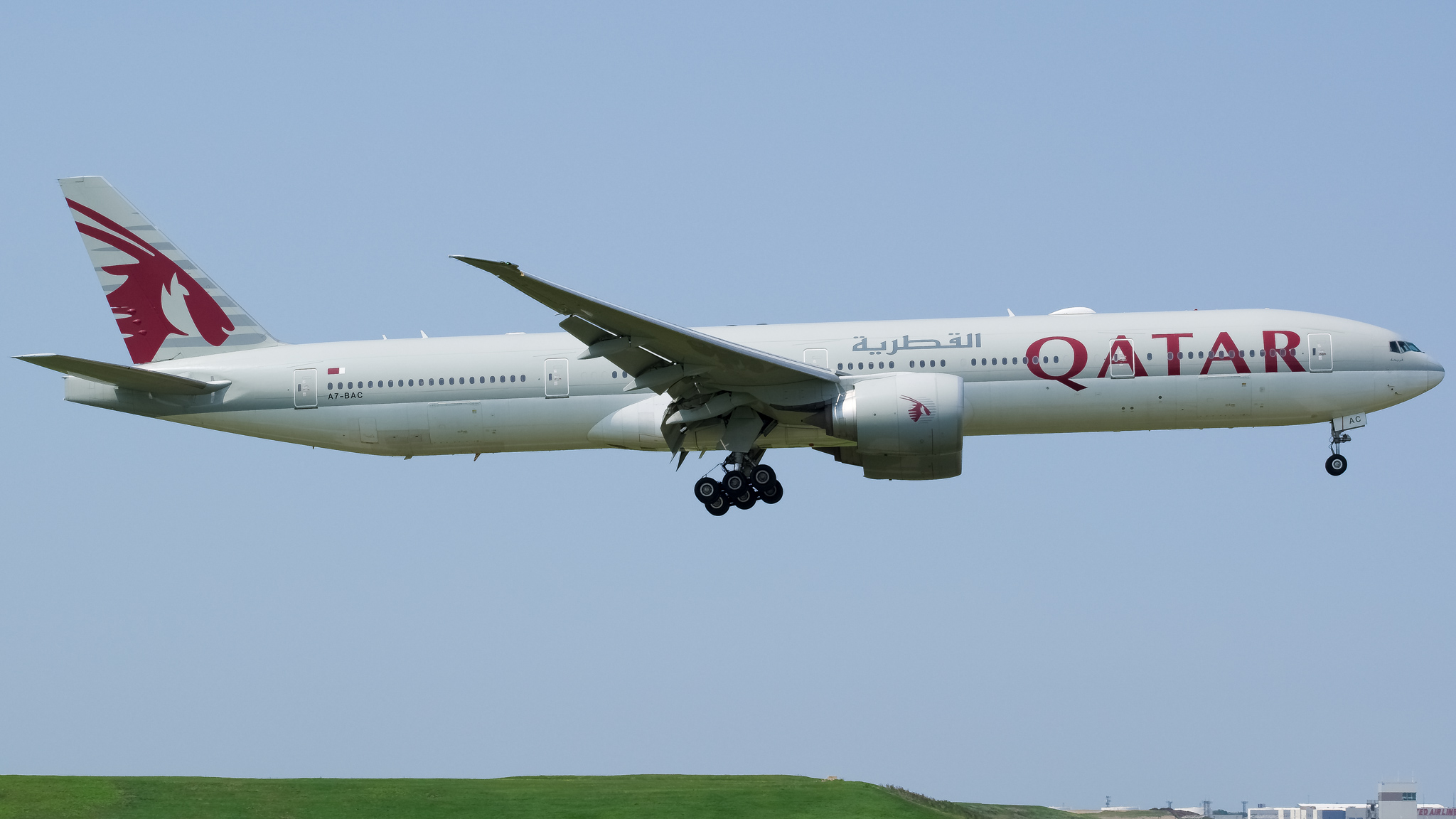 Full size: Qatar Airways Boeing 777-300ER A7-BAC at Chicago O'Hare International Airport