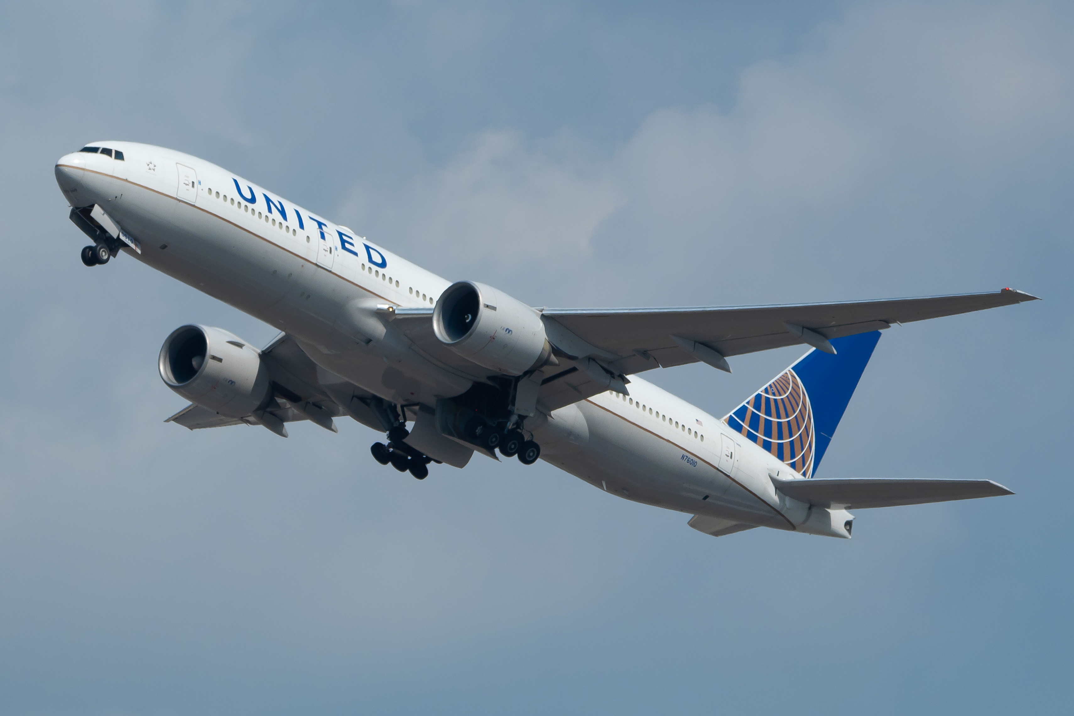 Full size: United Airlines Boeing 777-200ER N76010 at Newark Liberty International Airport