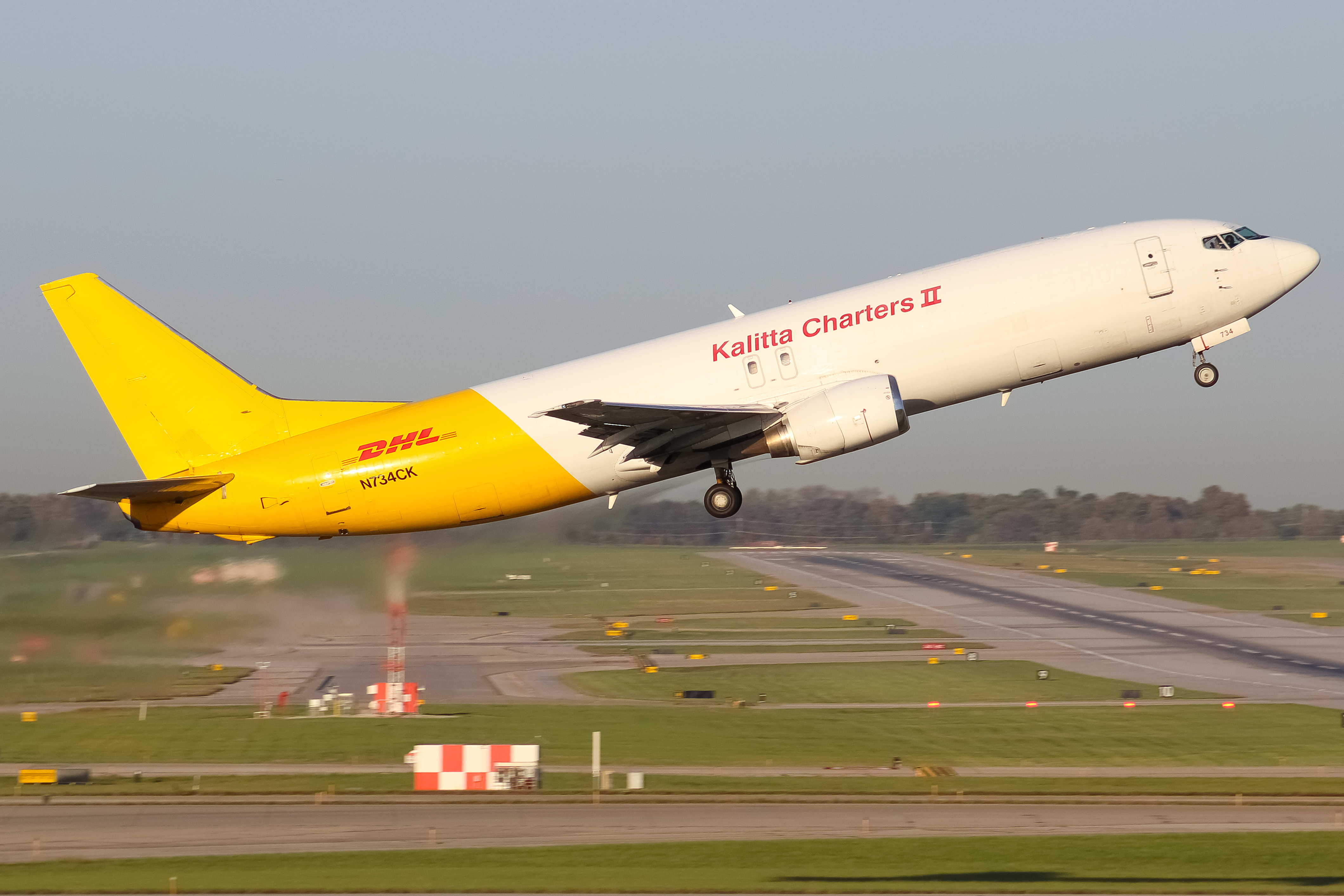 Full size: Kalitta Charters Boeing 737-400 N734CK at Cincinnati/Northern Kentucky International Airport