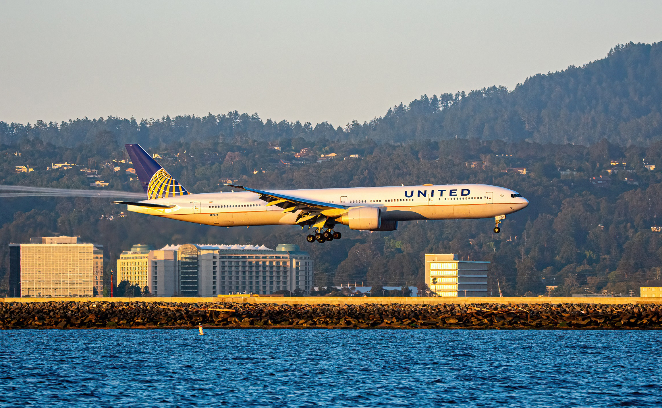 Full size: United Airlines Boeing 777-300ER N2737U at San Francisco International Airport