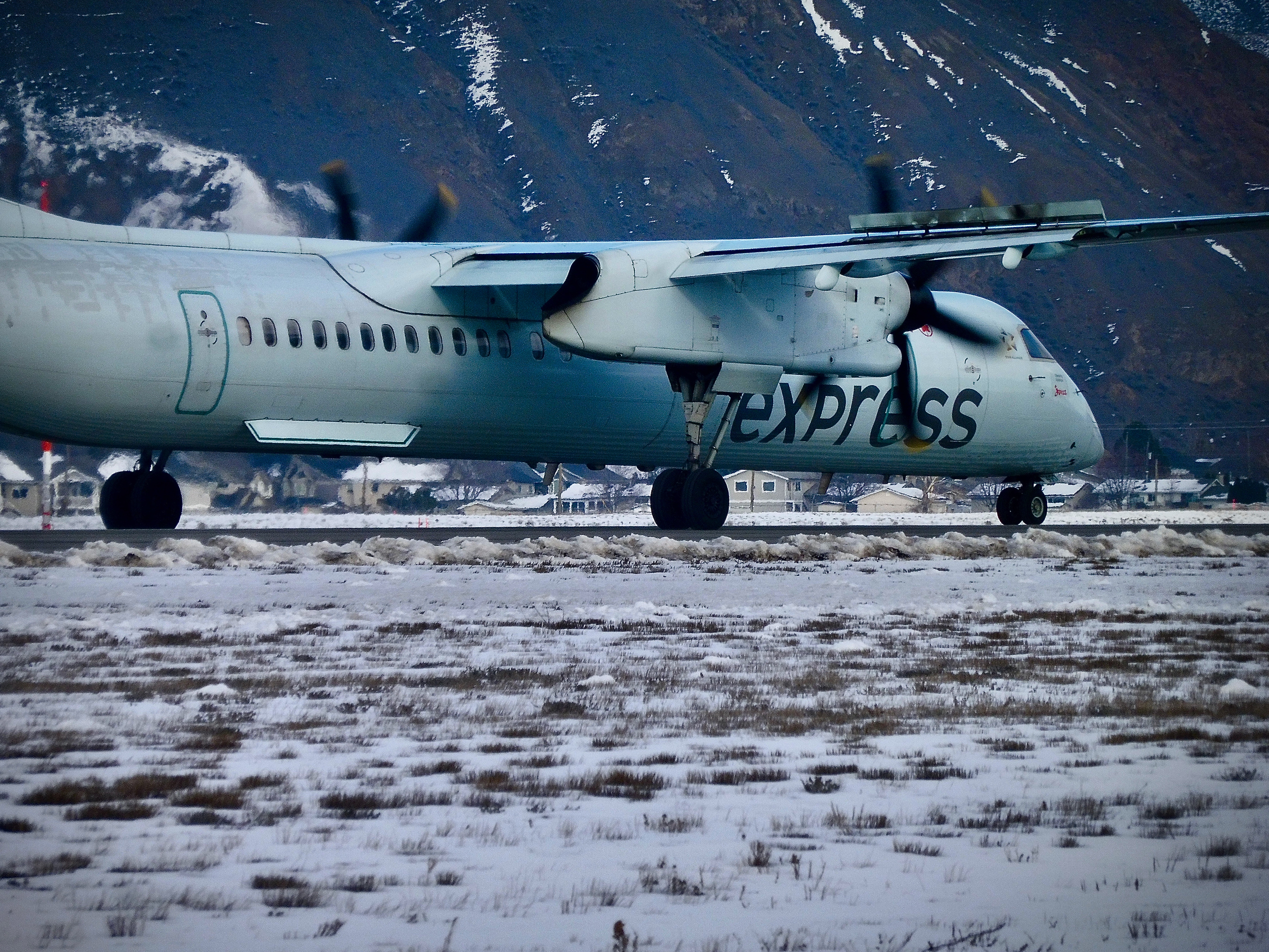 Full size: Air Canada Bomardier Dash-8 Q400 C-FSRN at Kamloops Airport
