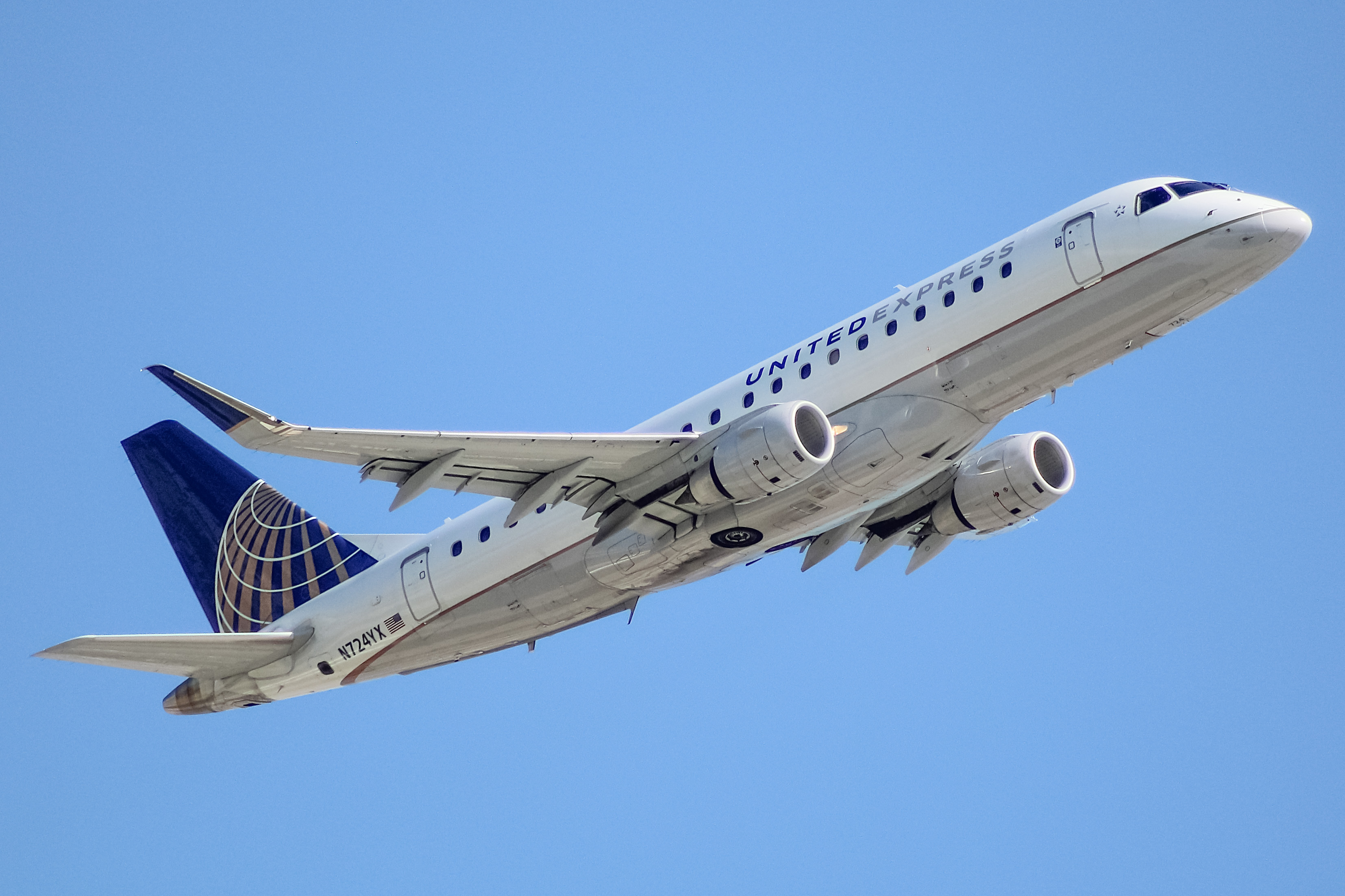 Full size: United Express Embraer E175 N724YX at Chicago O'Hare International Airport