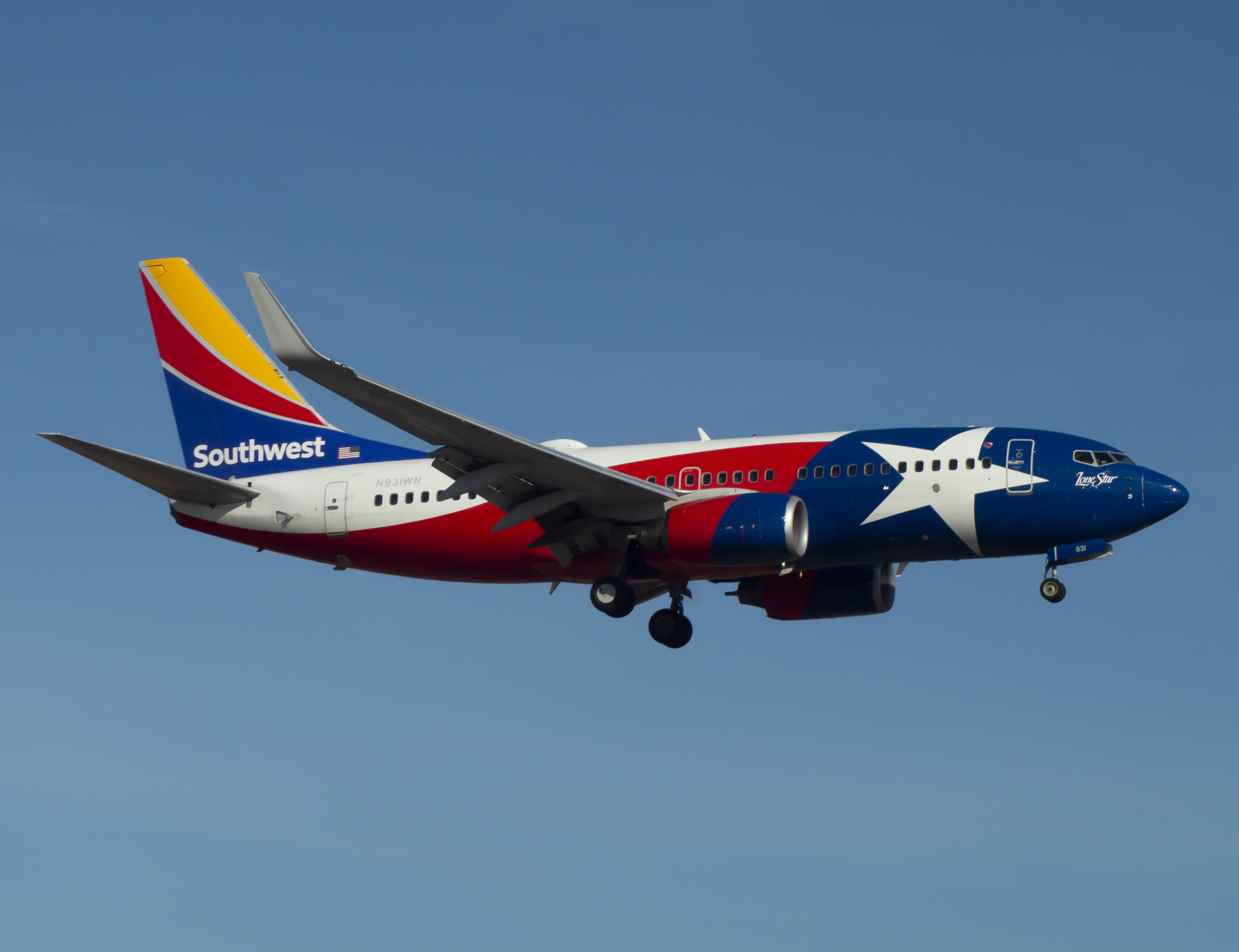 Full size: Southwest Boeing 737-700 N931WN at General Mitchell International Airport