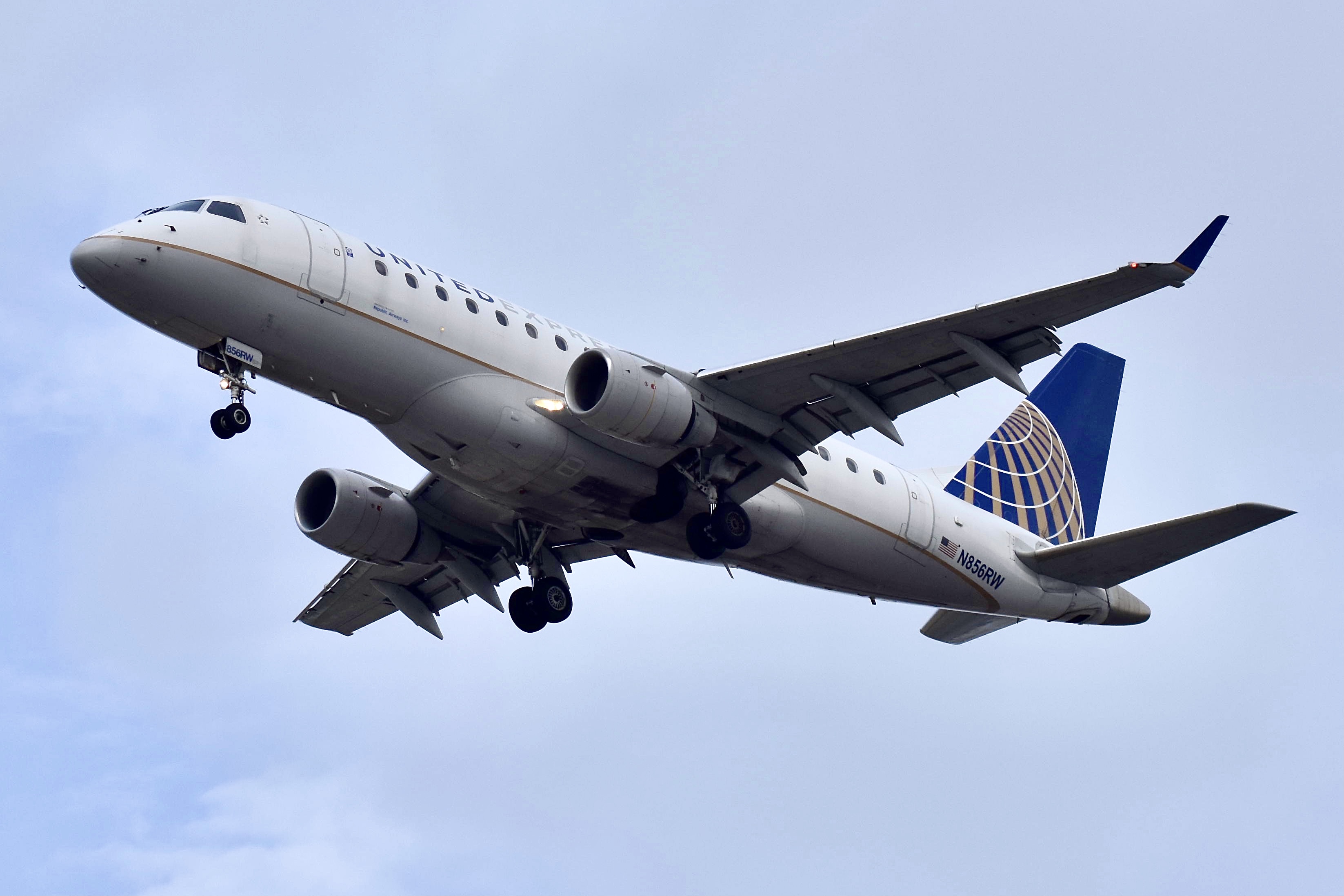 Full size: United Express Embraer 175 N856RW at Chicago O'Hare International Airport