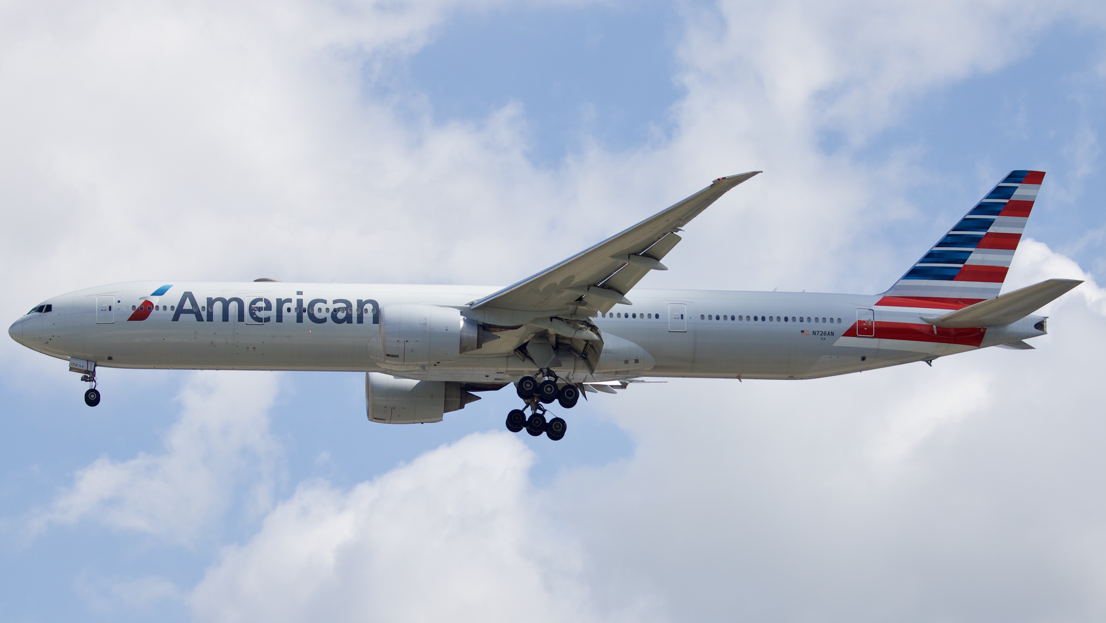 Full size: American Airlines Boeing 777-300ER N726AN at Houston-George Bush Intercontinental Airport