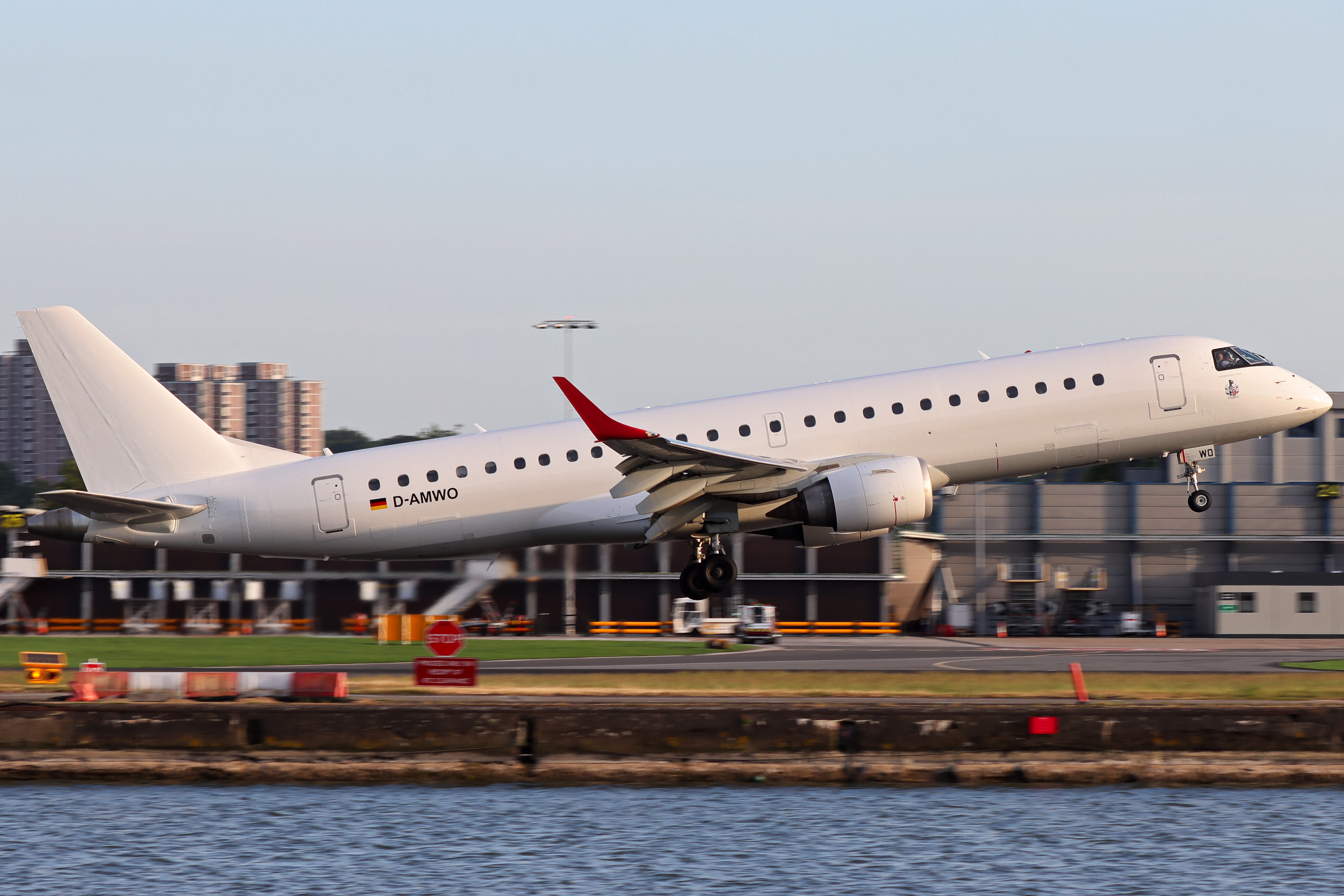 Full size: German Airways Embraer E190 D-AMWO at London City Airport