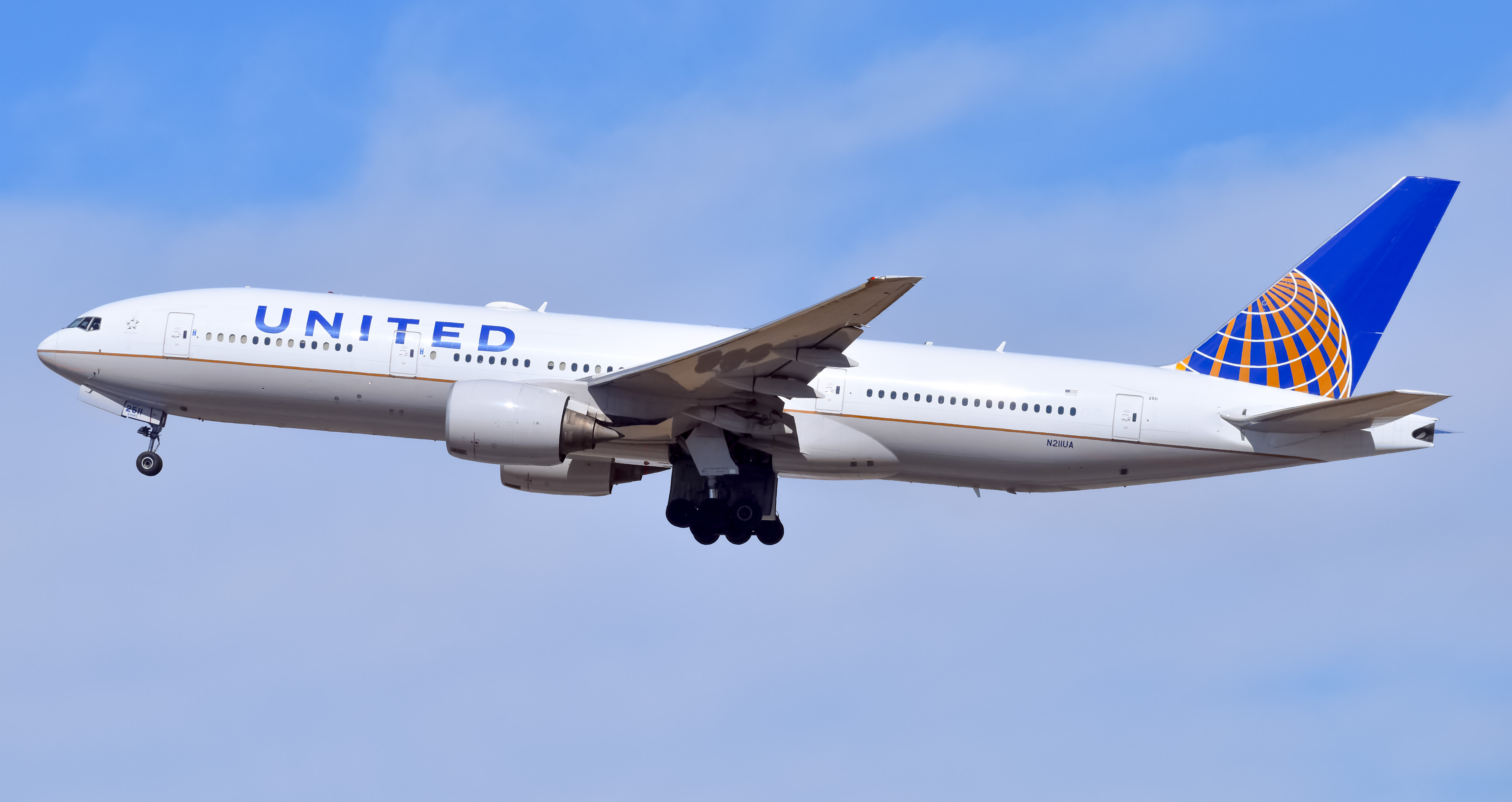 Full size: United Airlines Boeing 777-200 N211UA at Denver International Airport
