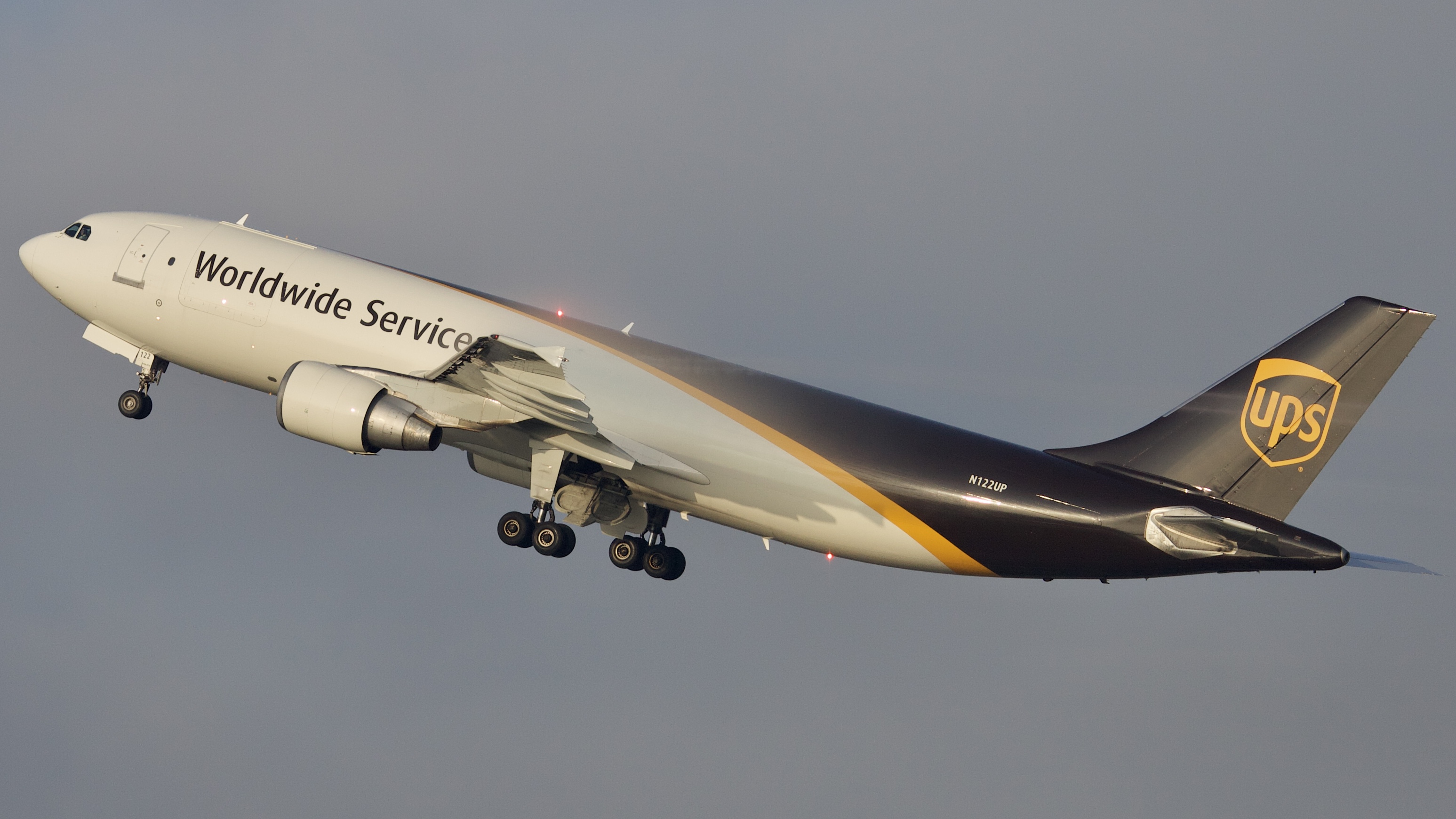 Full size: United Parcel Service Airbus A300F-600 N122UP at Houston-George Bush Intercontinental Airport