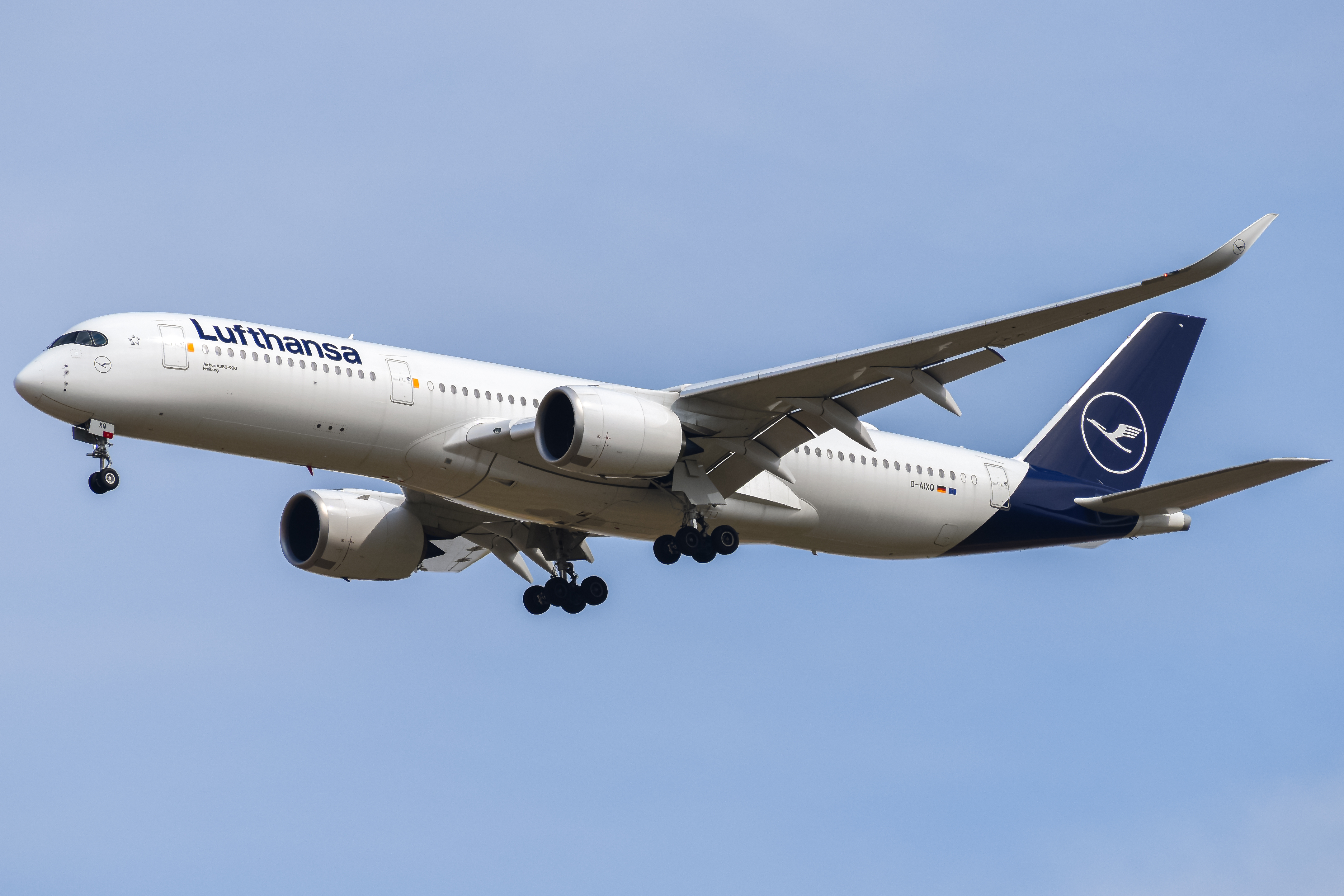 Full size: Lufthansa Airbus A350-900 D-AIXQ at Denver International Airport