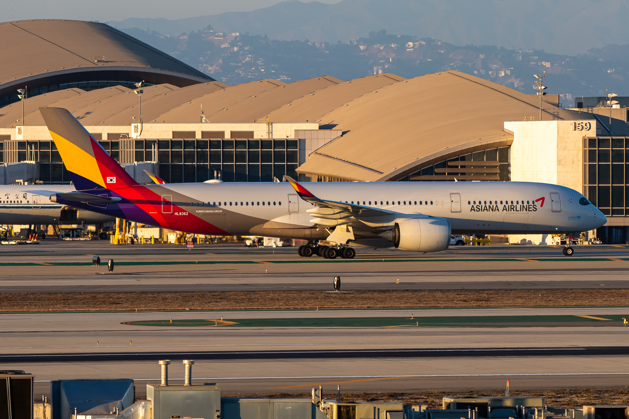 Full size: Asiana Airlines Airbus A350-900 HL8362 at Los Angeles International Airport