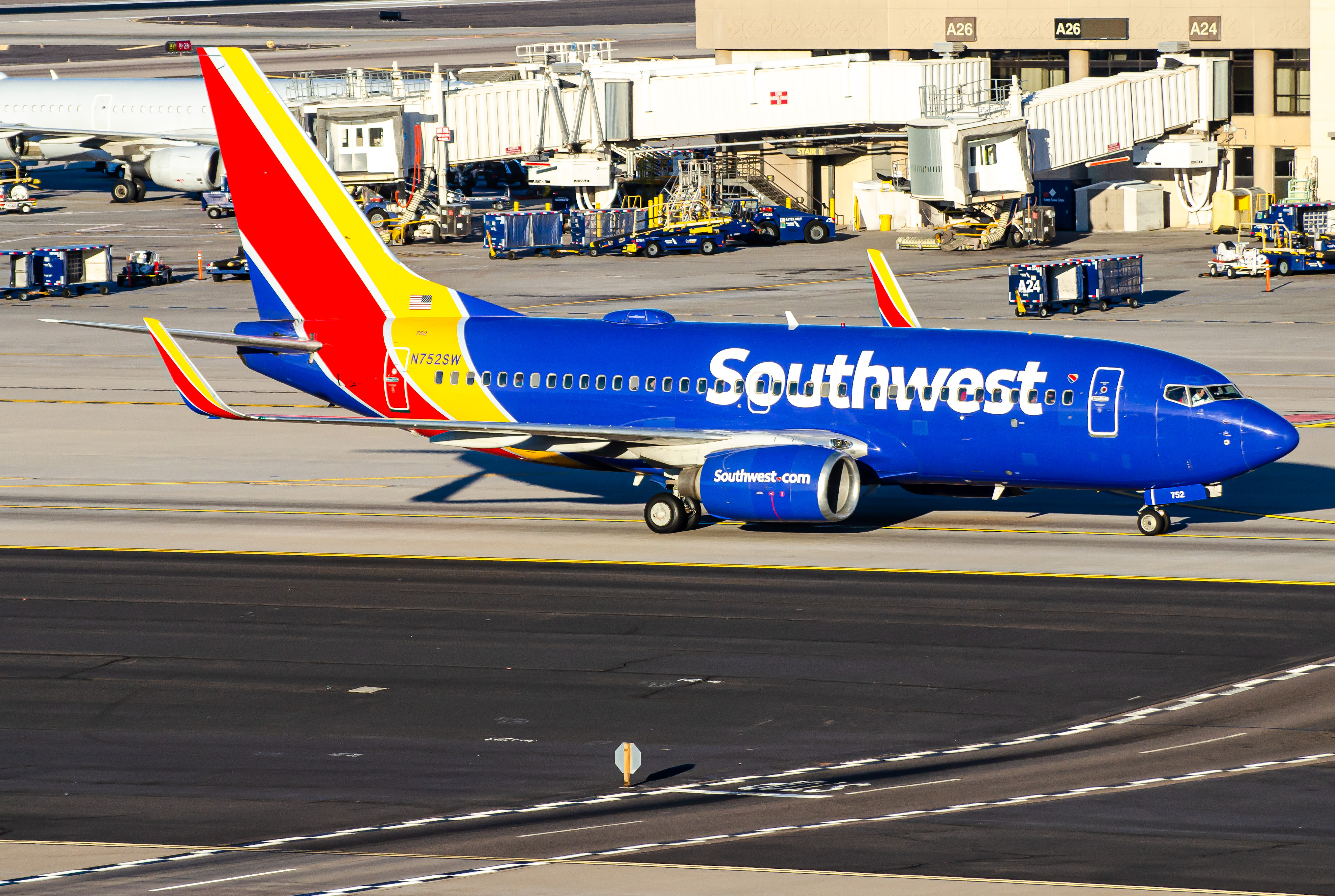 Full size: Southwest Airlines Boeing 737-700 N752SW at Phoenix Sky Harbor International Airport