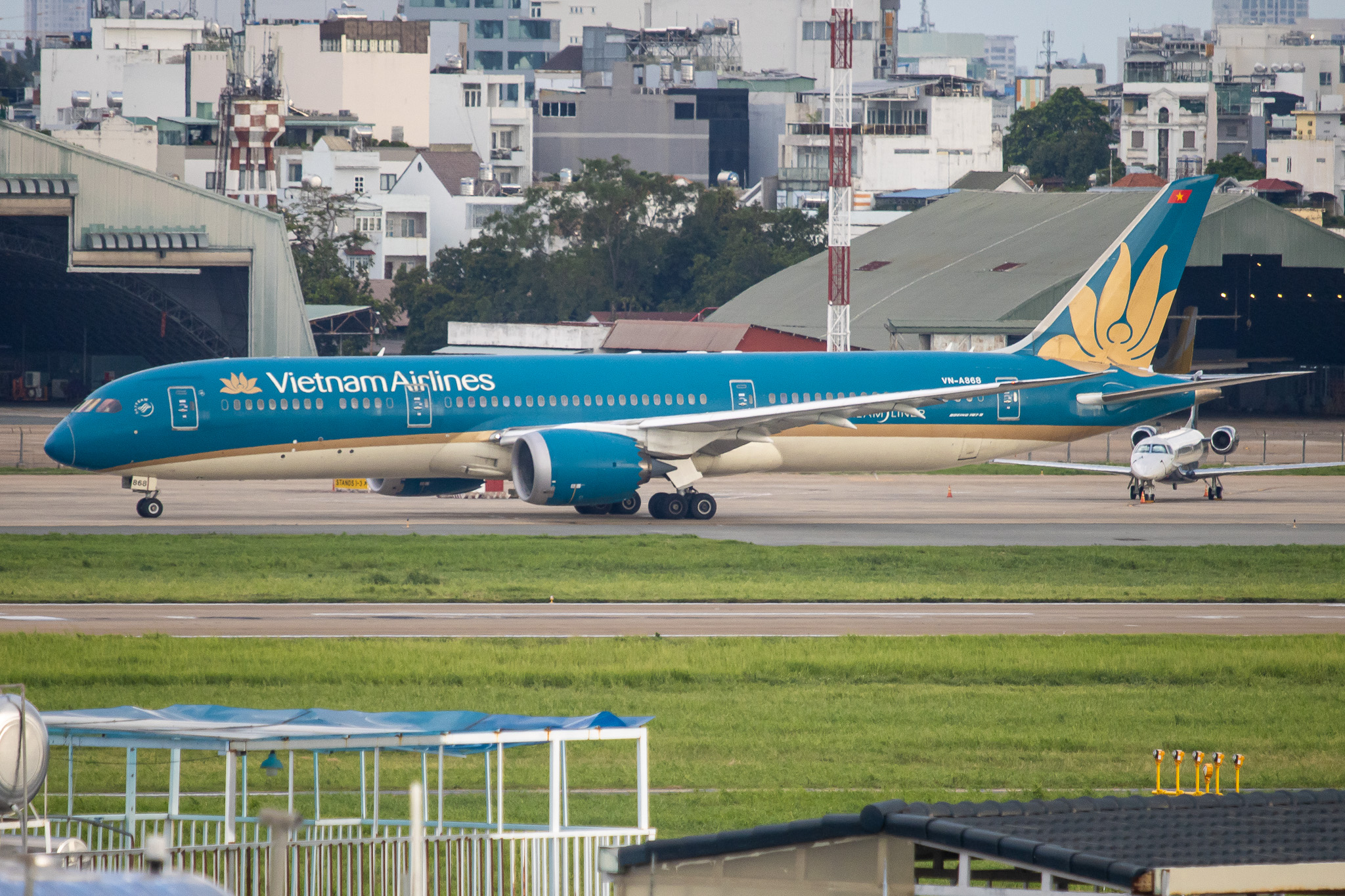 Full size: Vietnam Airlines Boeing 787-9 VN-A868 at Tan Son Nhat International Airport