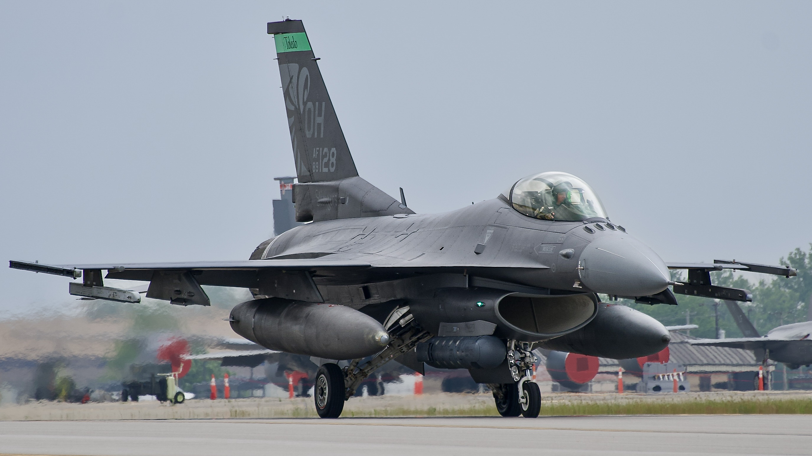 Full size: USAF - United States Air Force General Dynamics F-16 Fighting Falcon 89-2128 at Rickenbacker International Airport