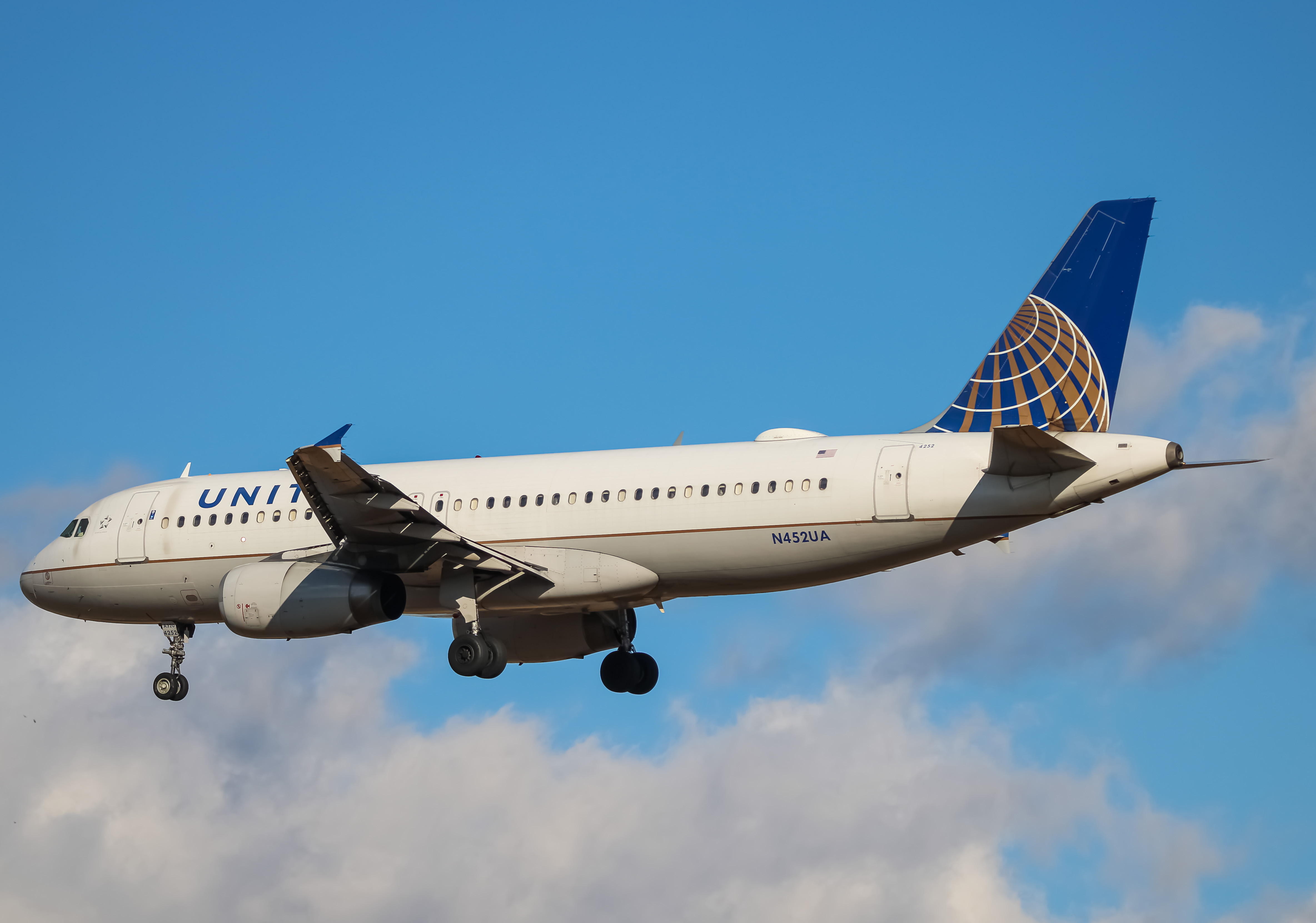 Full size: United Airlines Airbus A320 N452UA at Washington Dulles International Airport