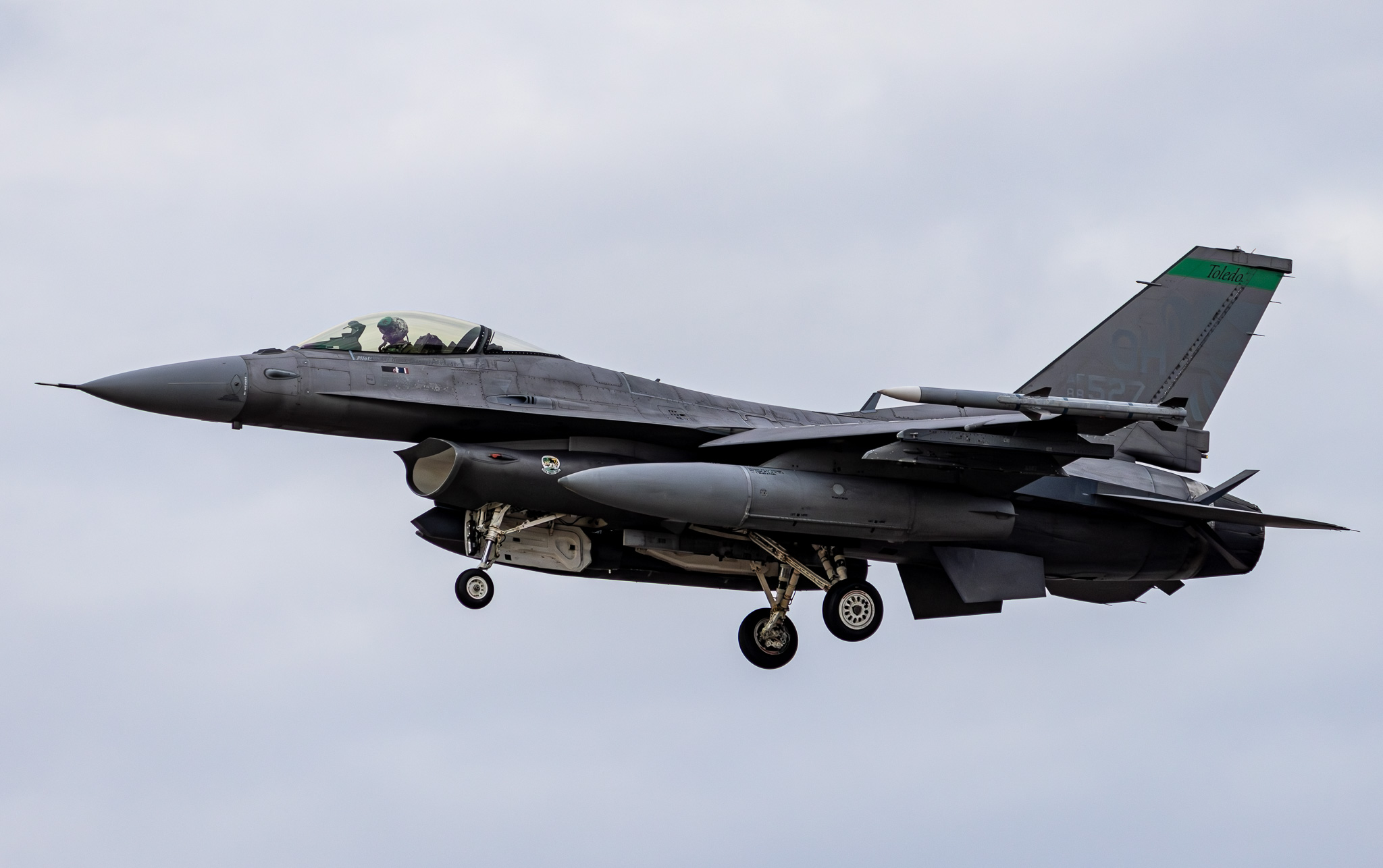 Full size: USAF - United States Air Force General Dynamics F-16 Fighting Falcon 88-0527 at Toledo Express Airport