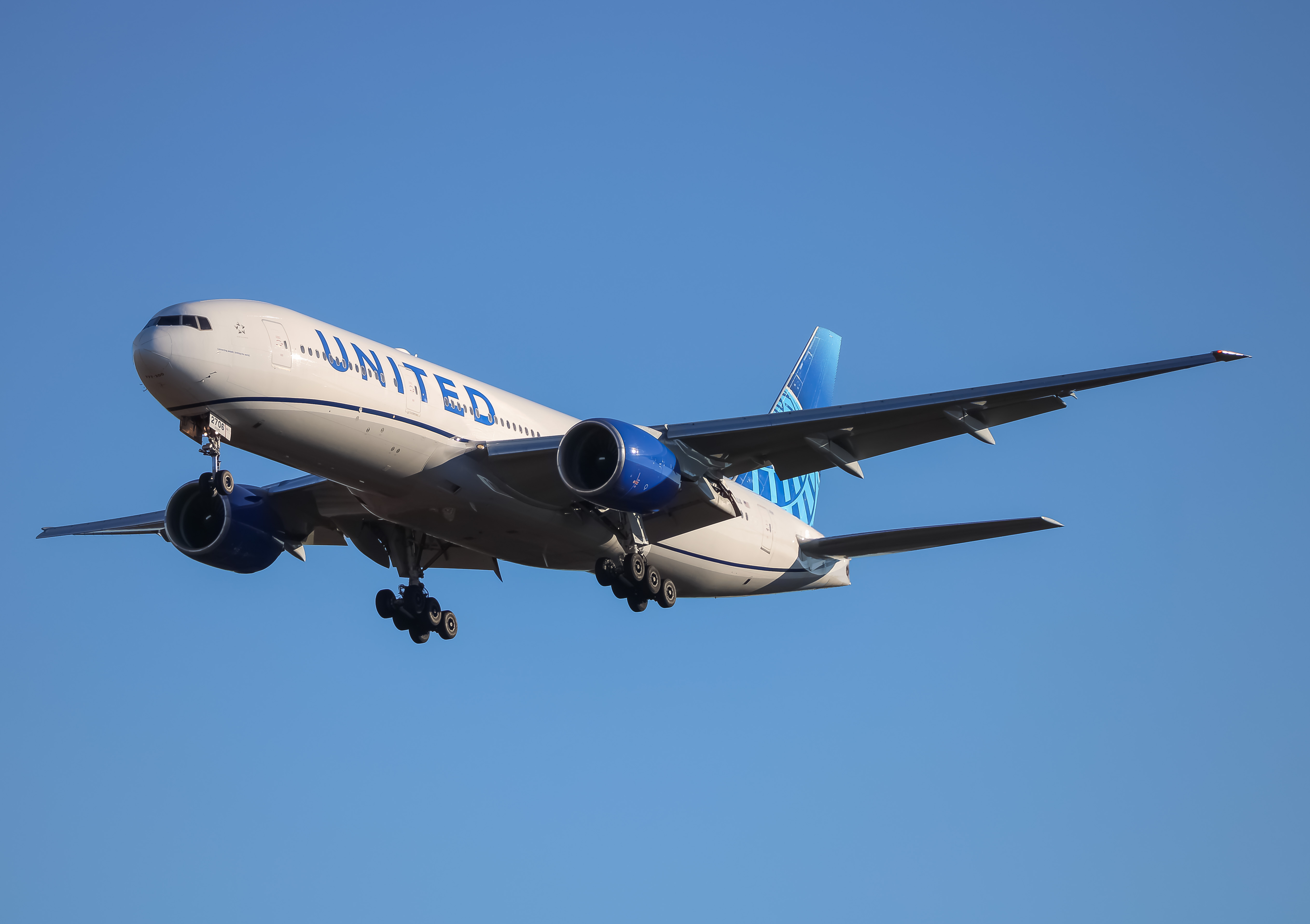 Full size: United Airlines Boeing 777-200ER N206UA at Washington Dulles International Airport