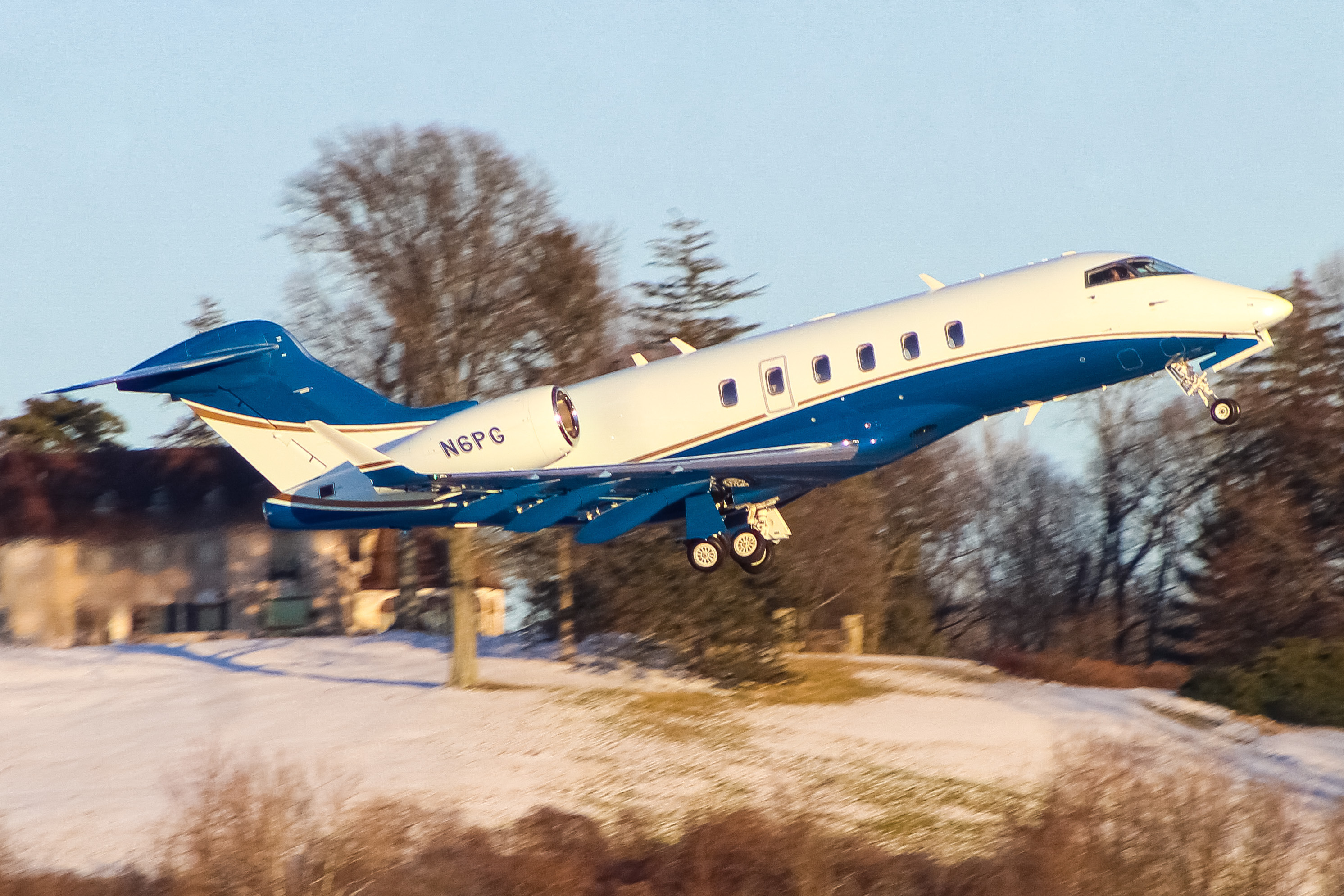 Full size: PRIVATE Bombardier Challenger 350 N6PG at Cincinnati Municipal Airport/Lunken Field