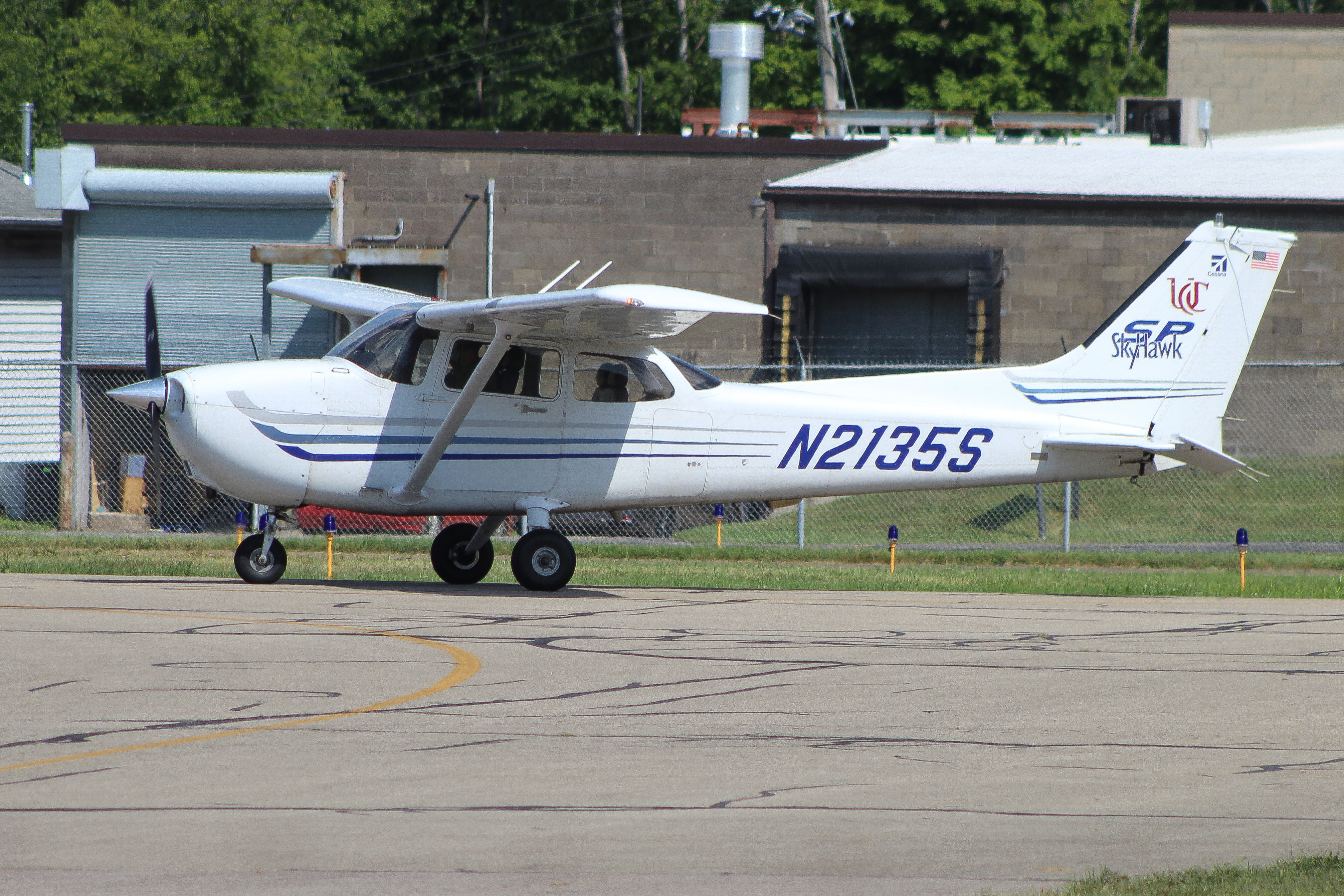 Full size: PRIVATE Cessna 172 N2135S at Clermont County Airport