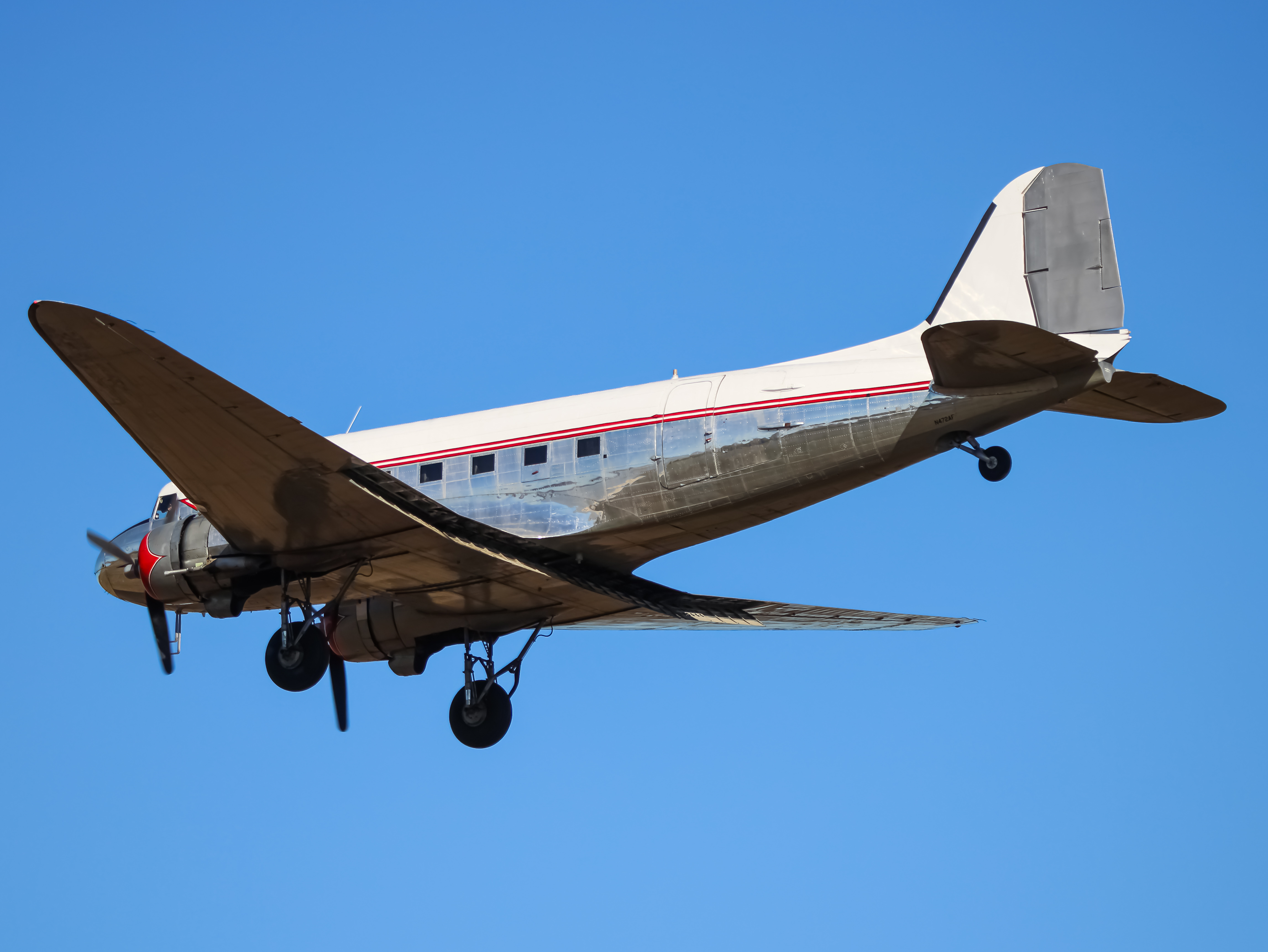 Full size: PRIVATE  Douglas DC-3 N472AF at Washington Dulles International Airport