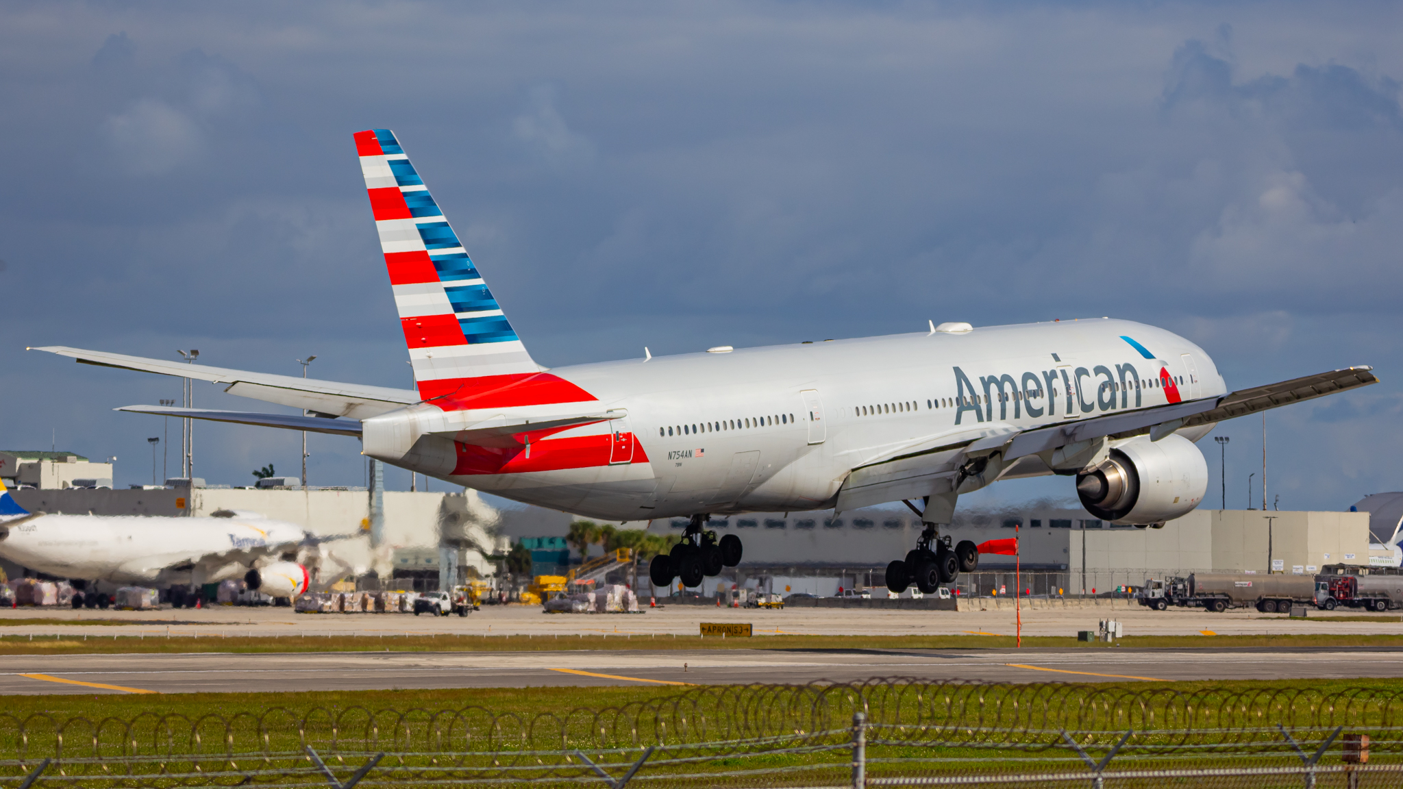 Full size: American Airlines Boeing 777-200ER N754AN at Miami International Airport