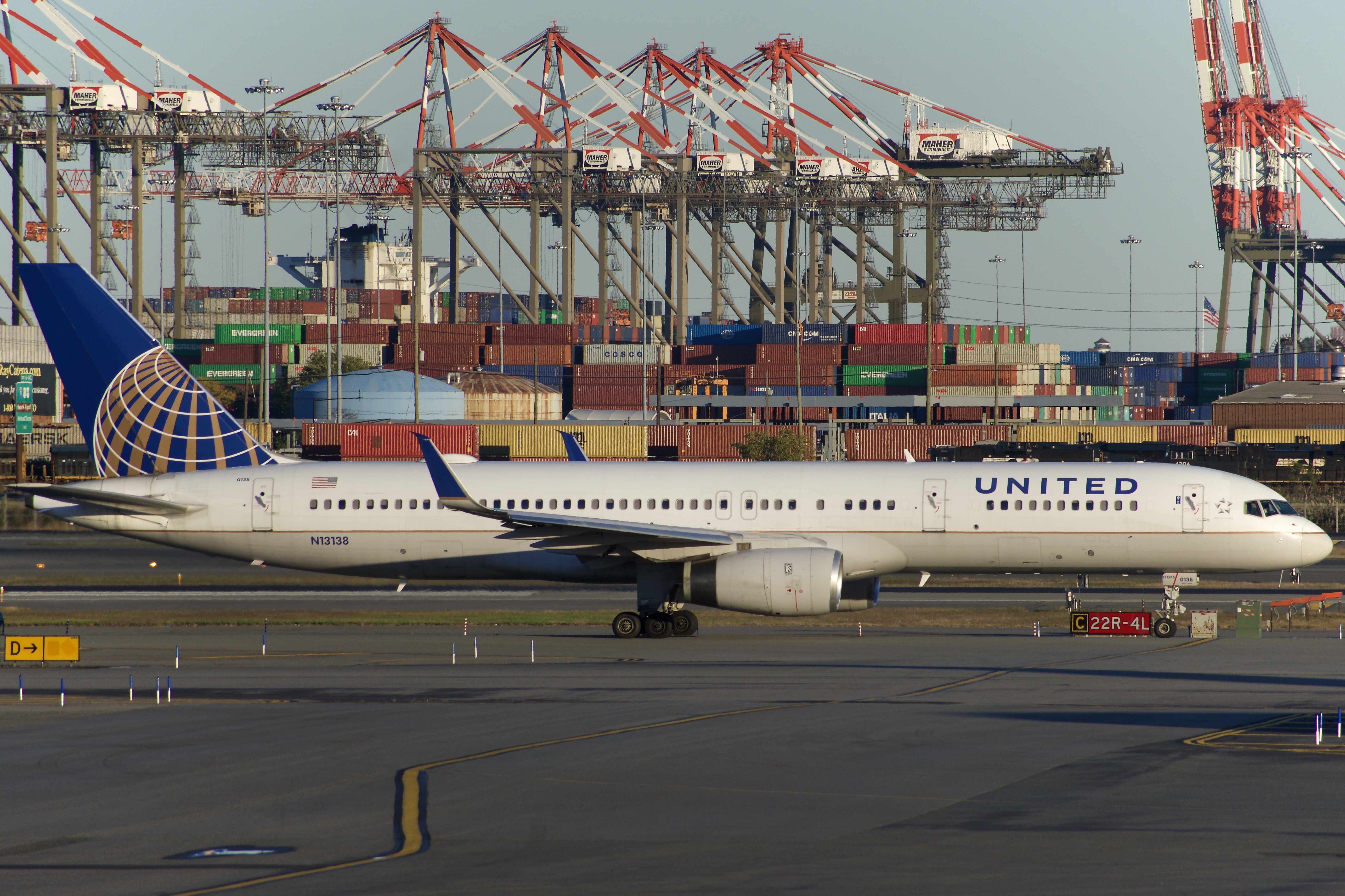 Full size: United Airlines Boeing 757-200 N13138 at Newark Liberty International Airport