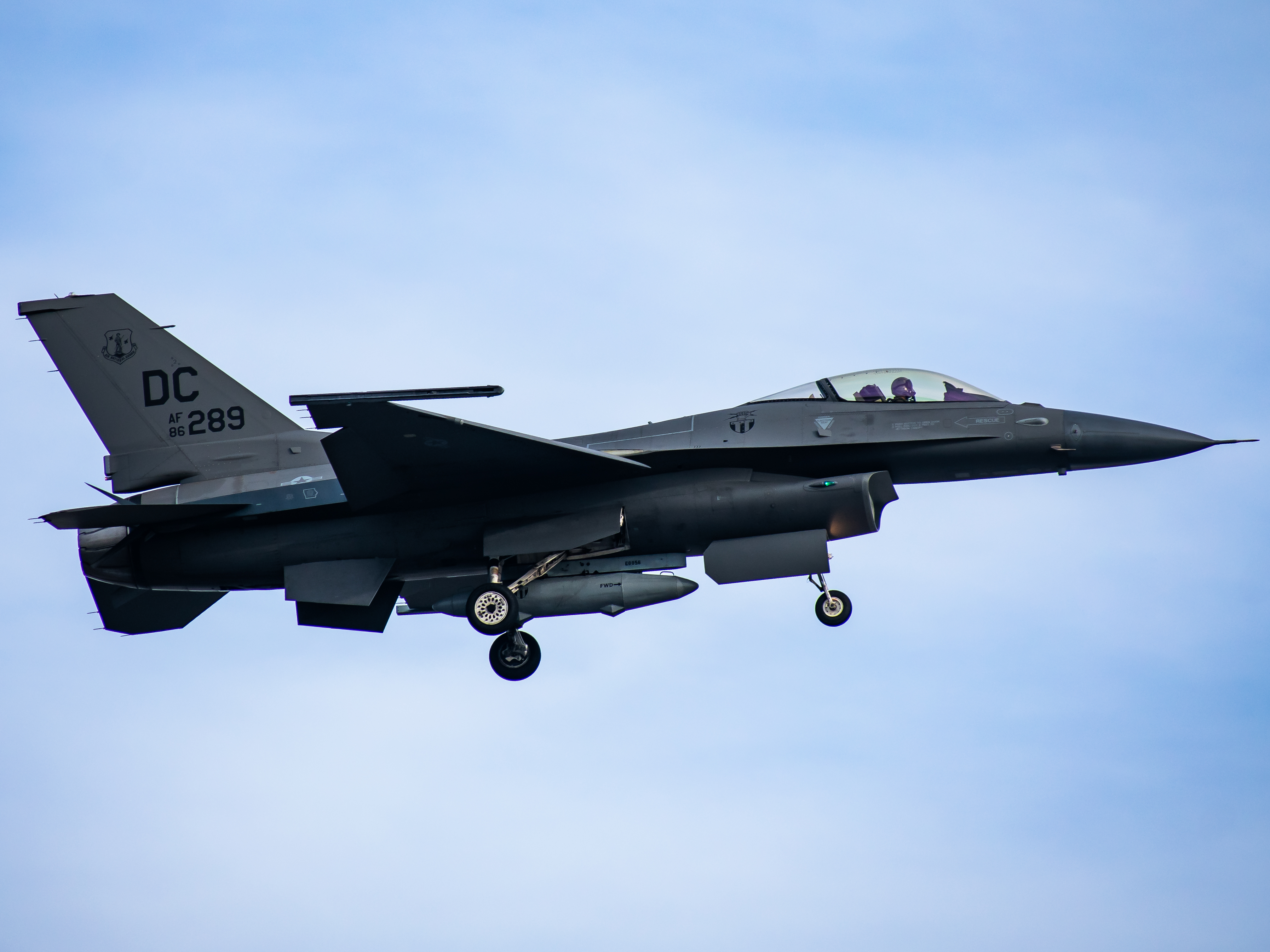 Full size: USAF - United States Air Force General Dynamics F-16 86-0289 at Joint Base Andrews