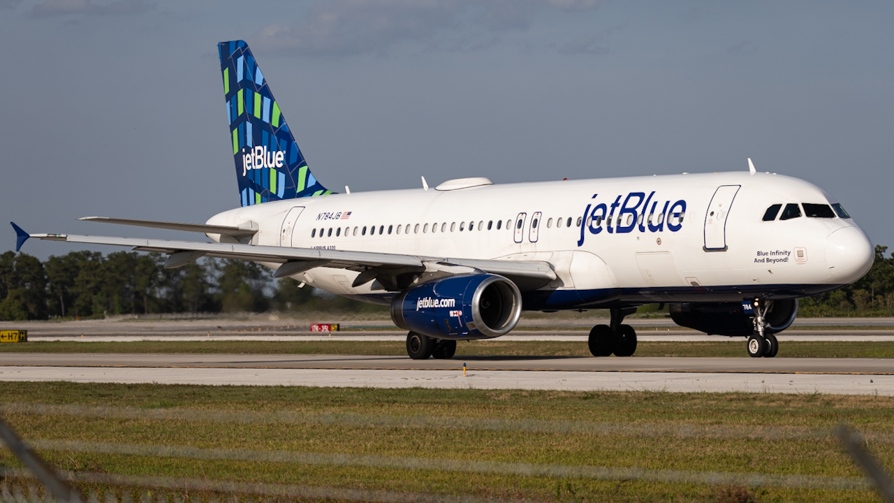 Full size: JetBlue Airways Airbus A320 N784JB at Orlando International Airport