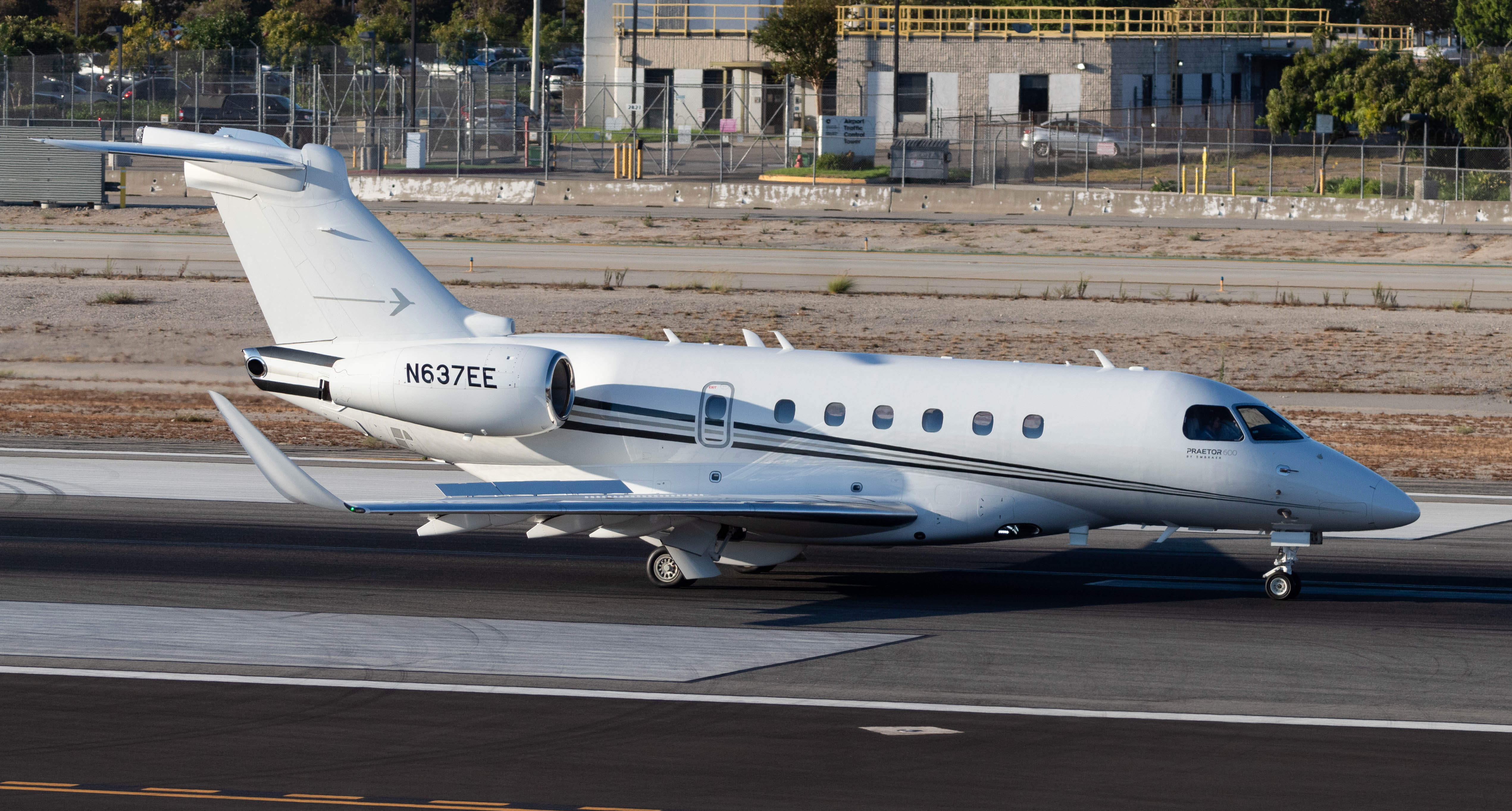 Full size: PRIVATE EMB-550 N637EE at Bob Hope Airport