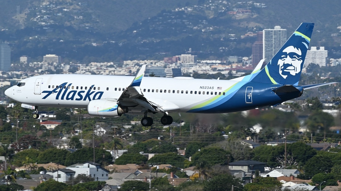 Full size: Alaska Airlines Boeing 737-800 N523AS at Los Angeles International Airport