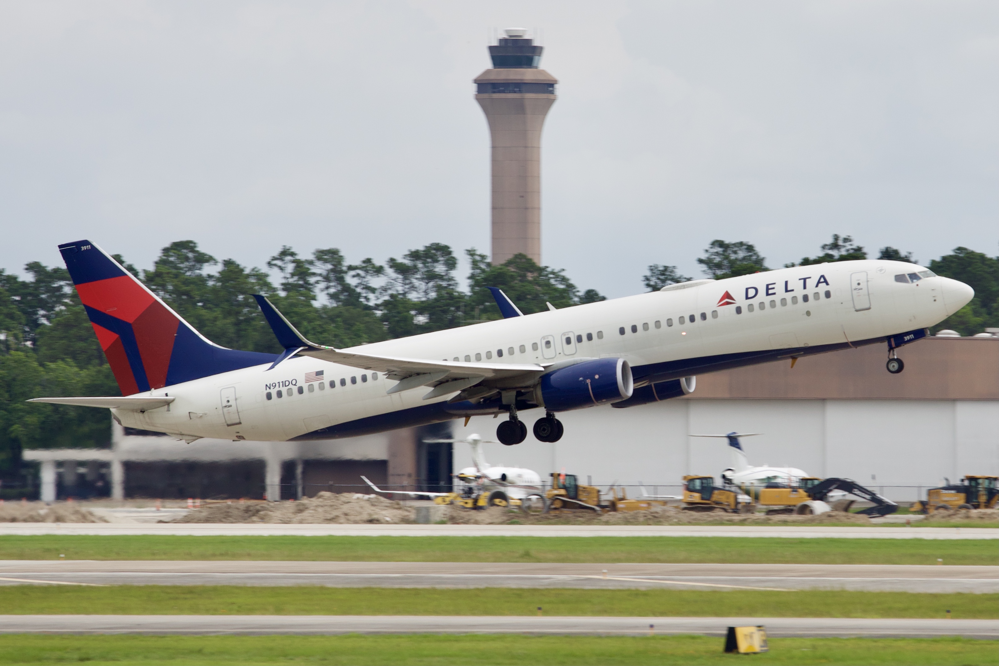 Full size: Delta Airlines Boeing 737-900ER N911DQ at Houston-George Bush Intercontinental Airport