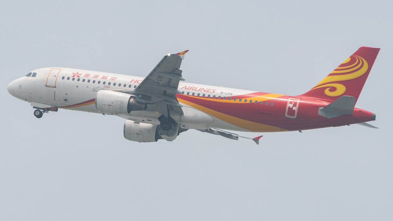Full size: Hong Kong Airlines Airbus A320 B-LPE at Hong Kong International Airport