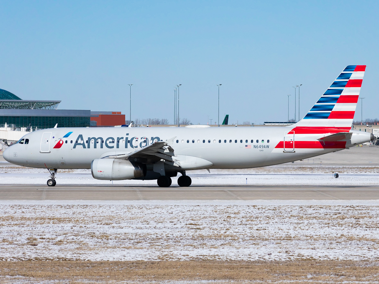 Full size: American Airlines Airbus A320 N649AW at Gerald R Ford International Airport