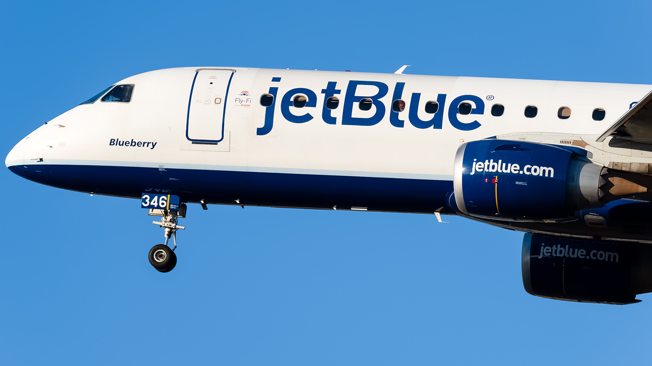 Full size: JetBlue Airways Embraer E190 N346JB at Savannah/Hilton Head International Airport