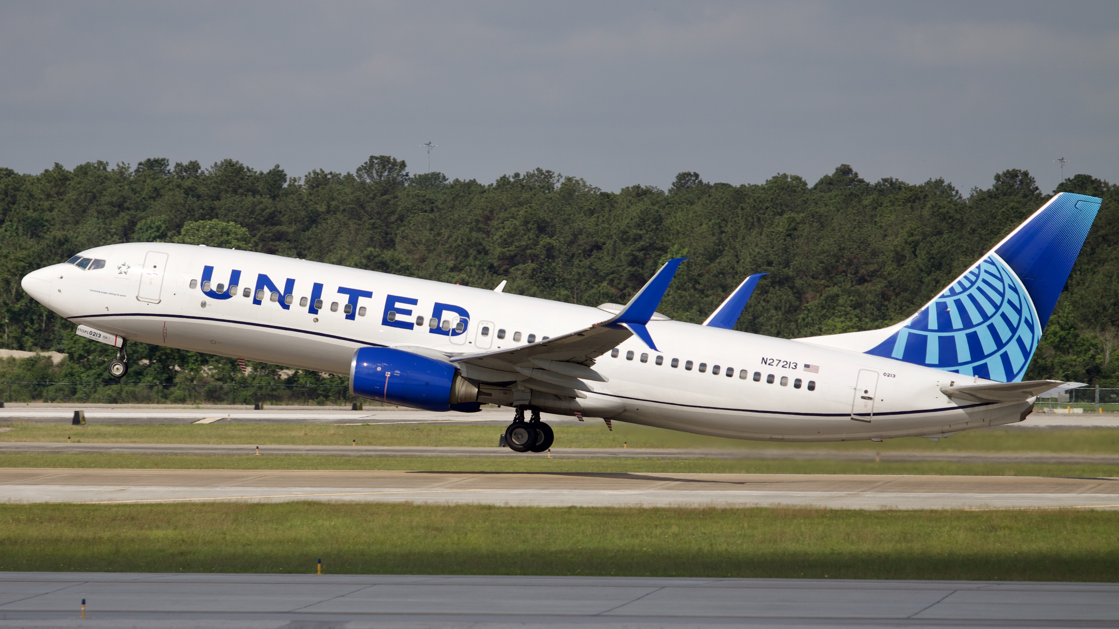 Full size: United Airlines Boeing 737-800 N27213 at Houston-George Bush Intercontinental Airport