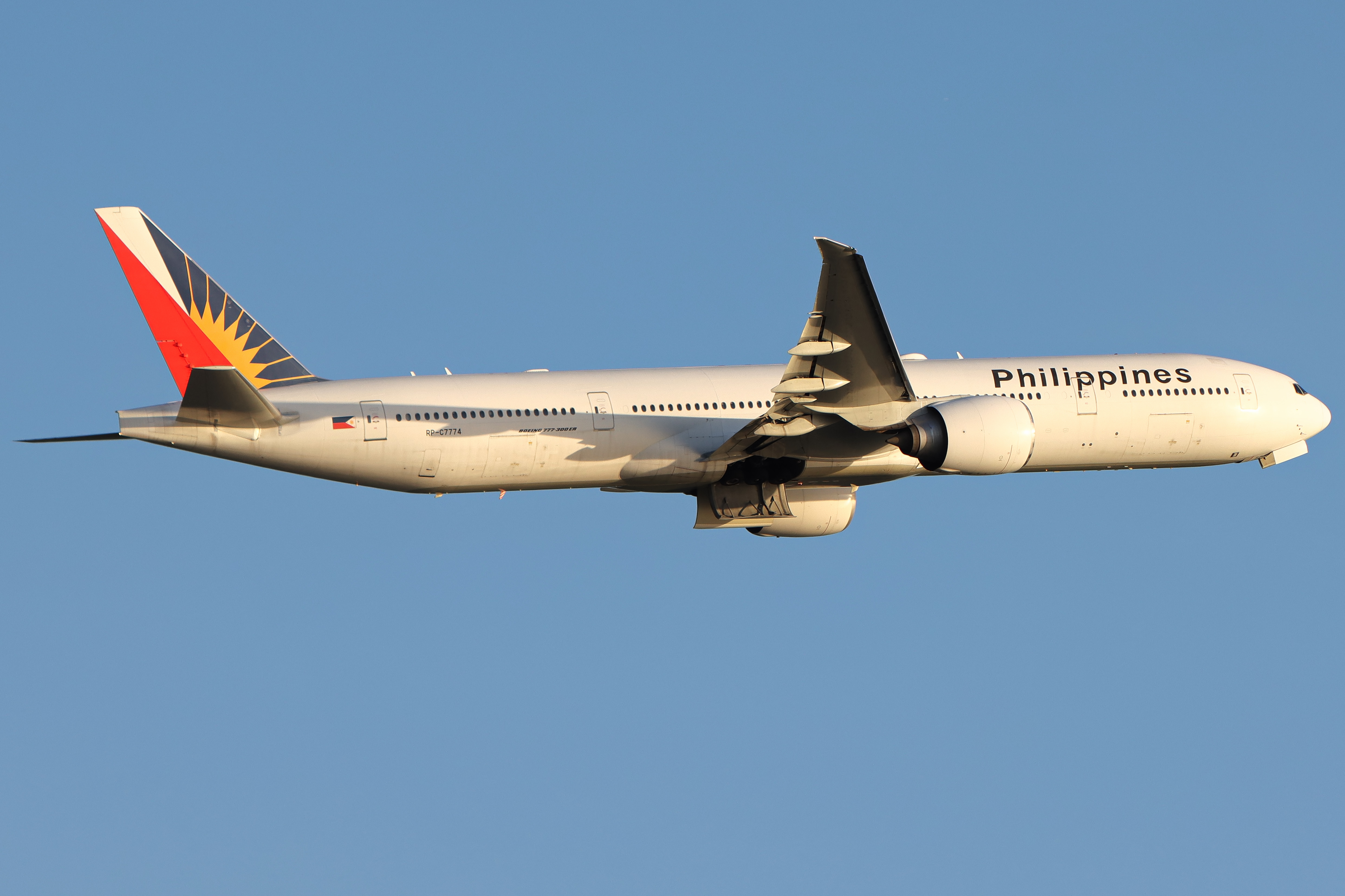 Full size: Philippine Airlines Boeing 777-300ER RP-C7774 at Hong Kong International Airport