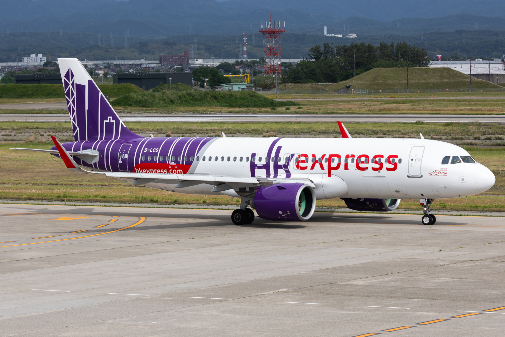 Full size: HK express Airbus A320NEO B-LCS at 