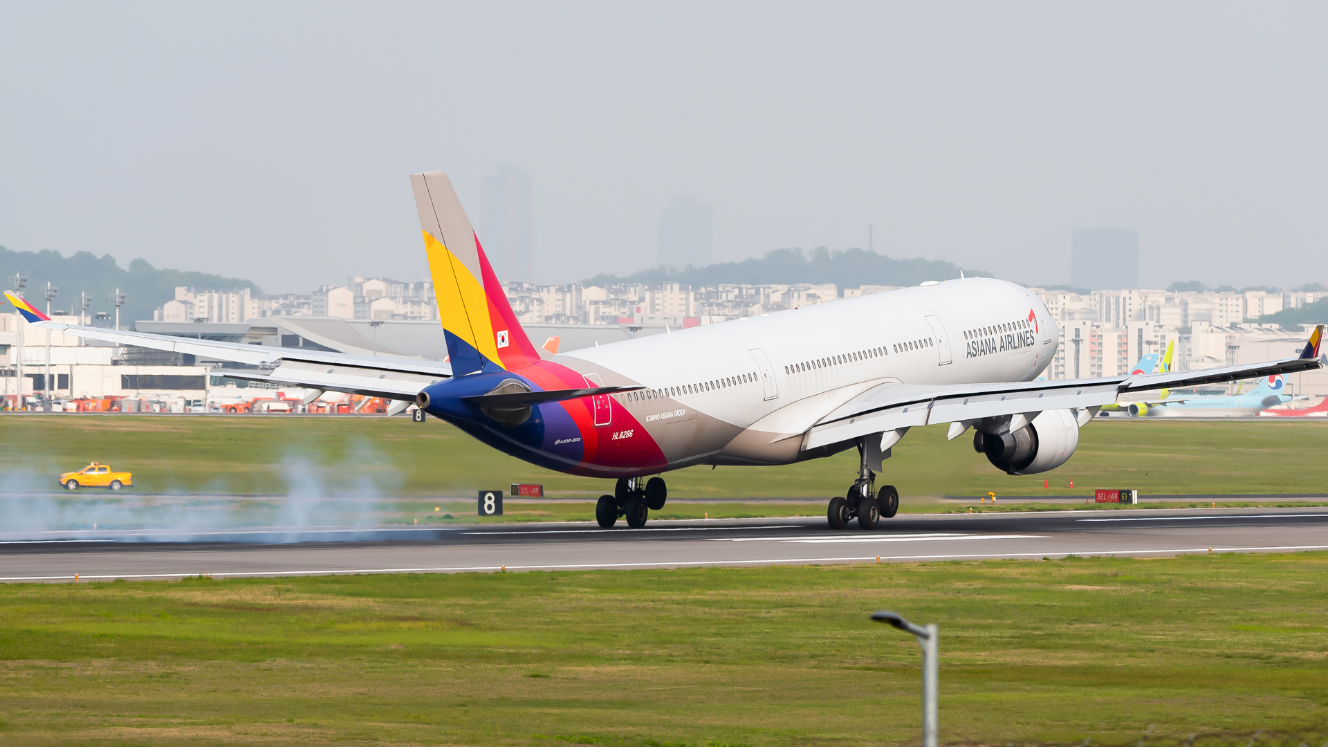 Full size: Asiana Airlines Airbus A330-300 HL8286 at Seoul-Gimpo International Airport