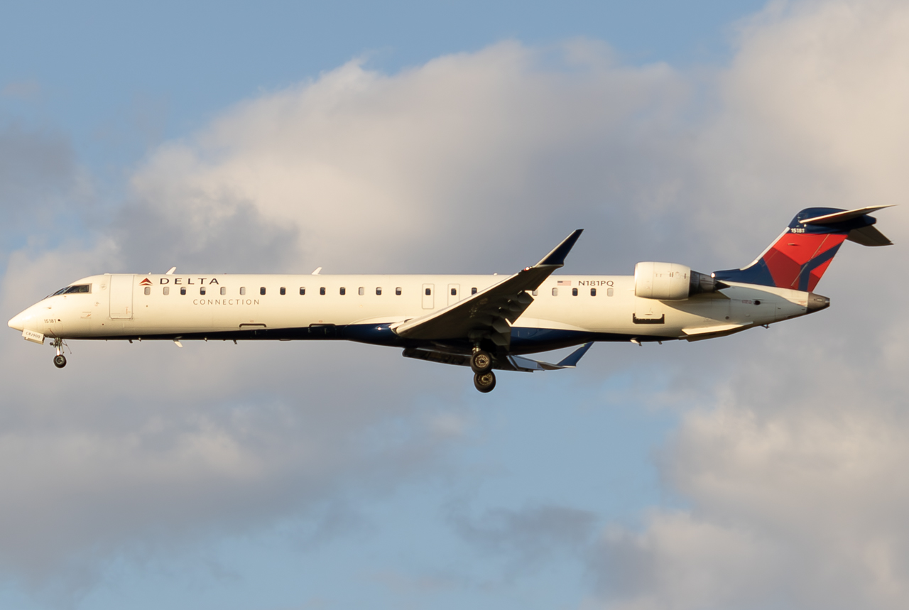 Full size: Delta Connection Mitsubishi CRJ-900 N181PQ at Pittsburgh International Airport