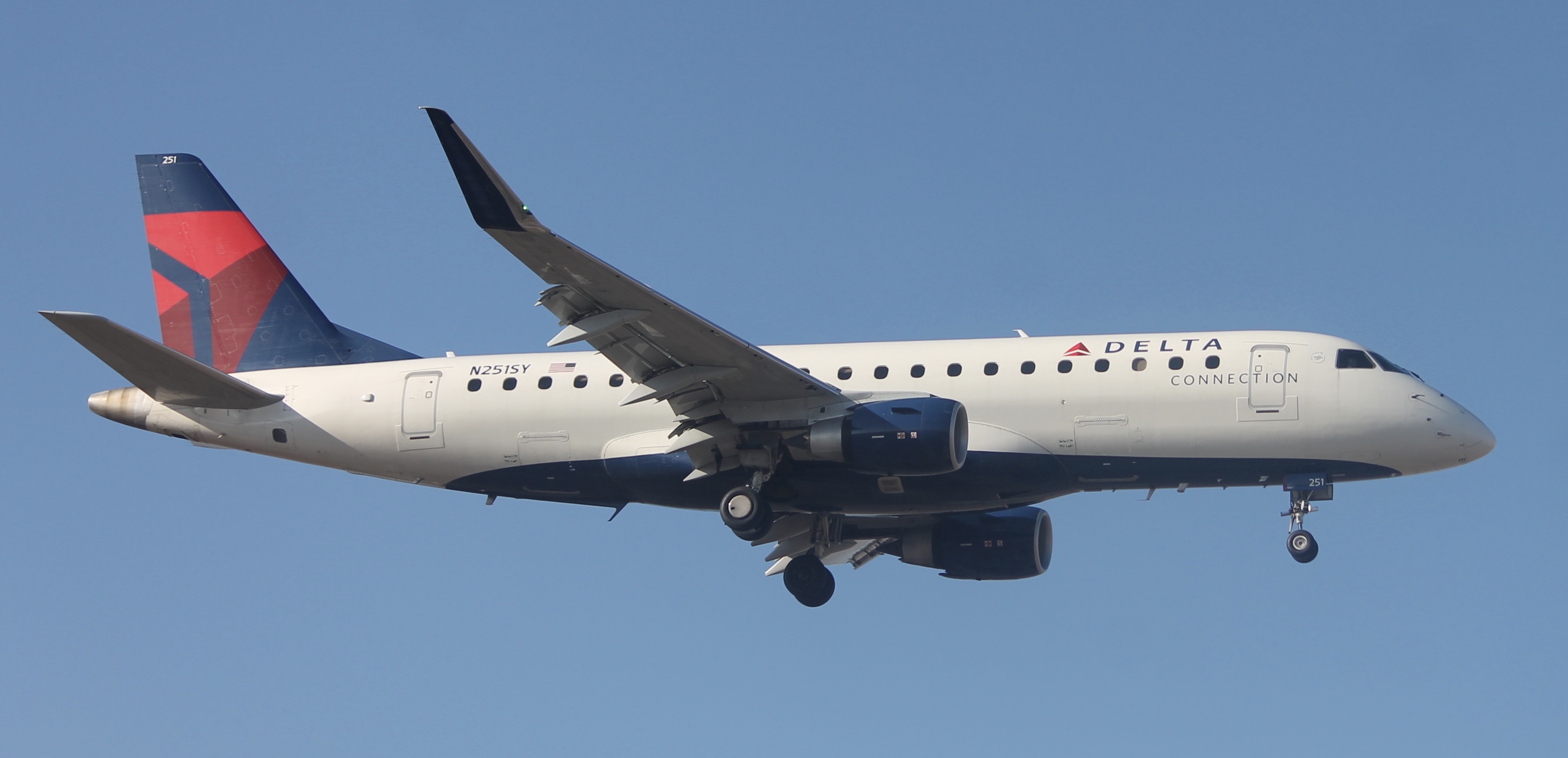 Full size: Delta Connection Embraer E175 N251SY at Salt Lake City International Airport