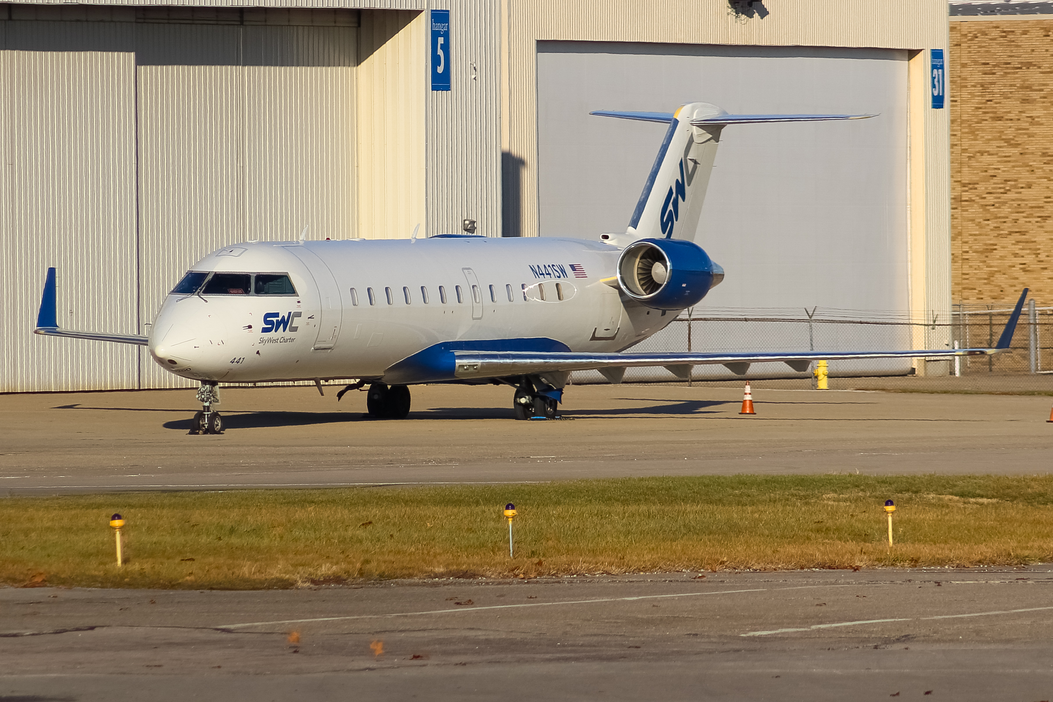 Full size: Skywest Charter Mitsubishi CRJ-200 N441SW at Cincinnati Municipal Airport/Lunken Field