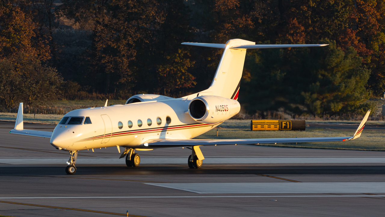 Full size: NetJets Gulfstream IV N405QS at John Glenn Columbus International Airport