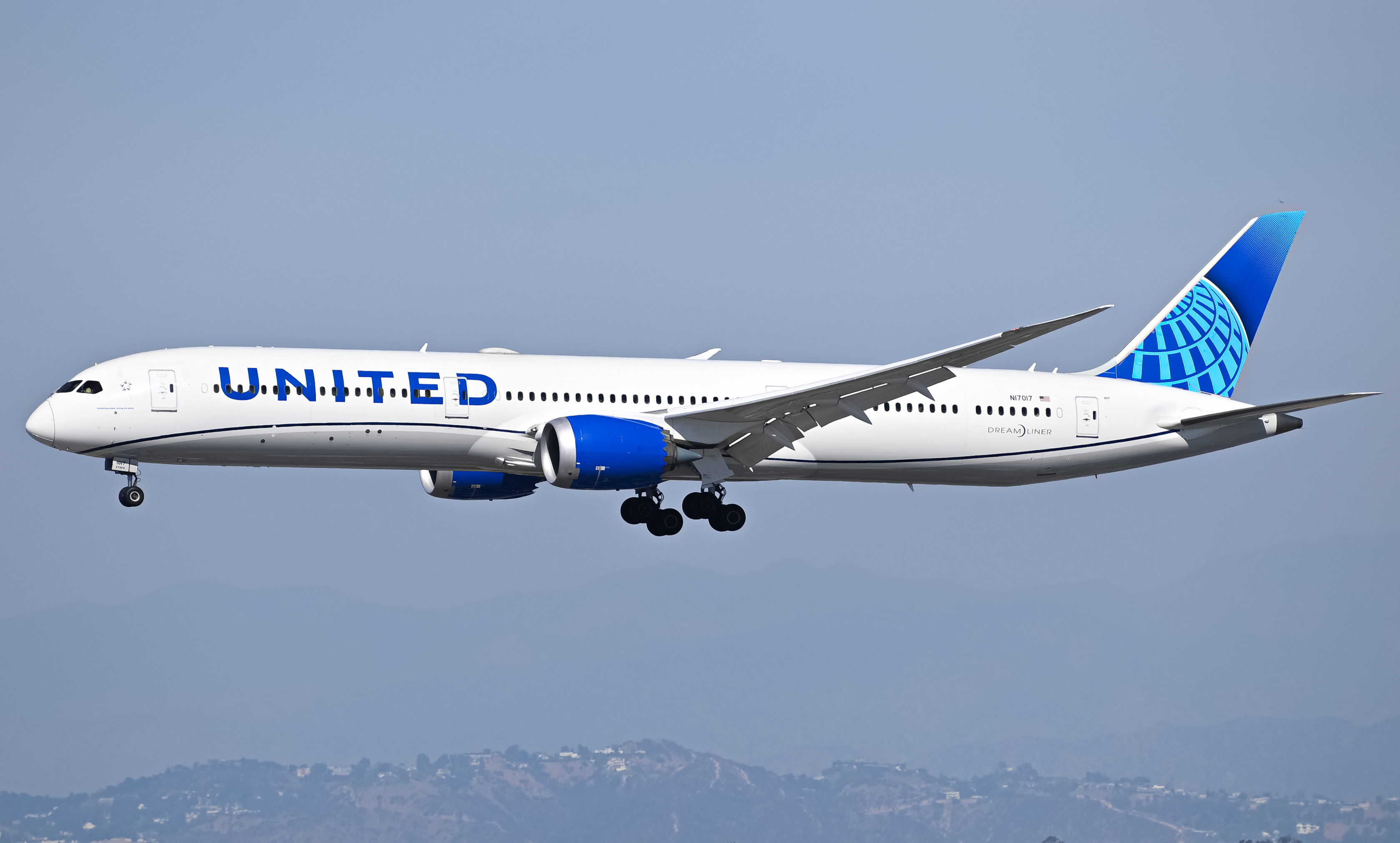 Full size: United Airlines Boeing 787-10 N17017 at Los Angeles International Airport