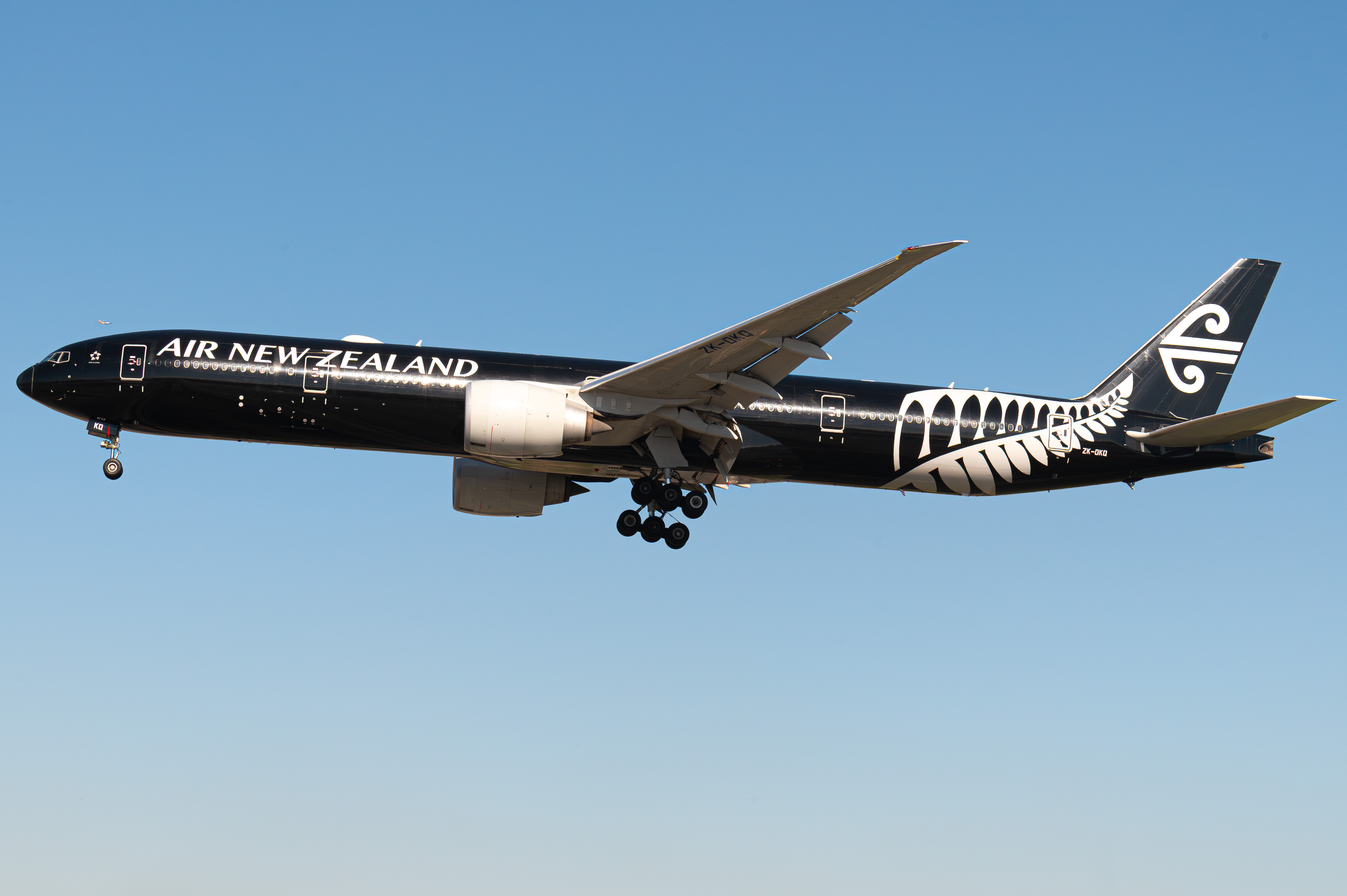 Full size: Air New Zealand Boeing 777-300ER ZK-OKQ at Los Angeles International Airport