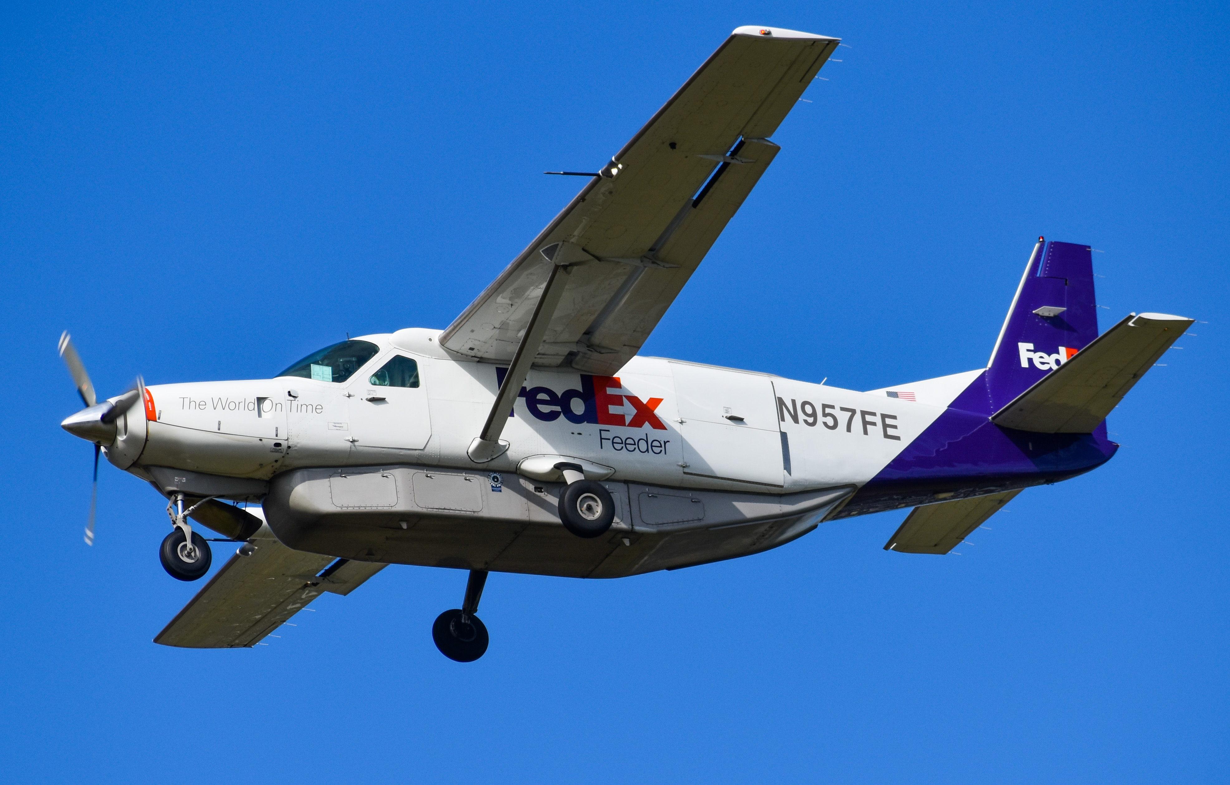 Full size: FedEx Cessna 208B Super Cargomaster  N957FE at Klamath Falls Airport