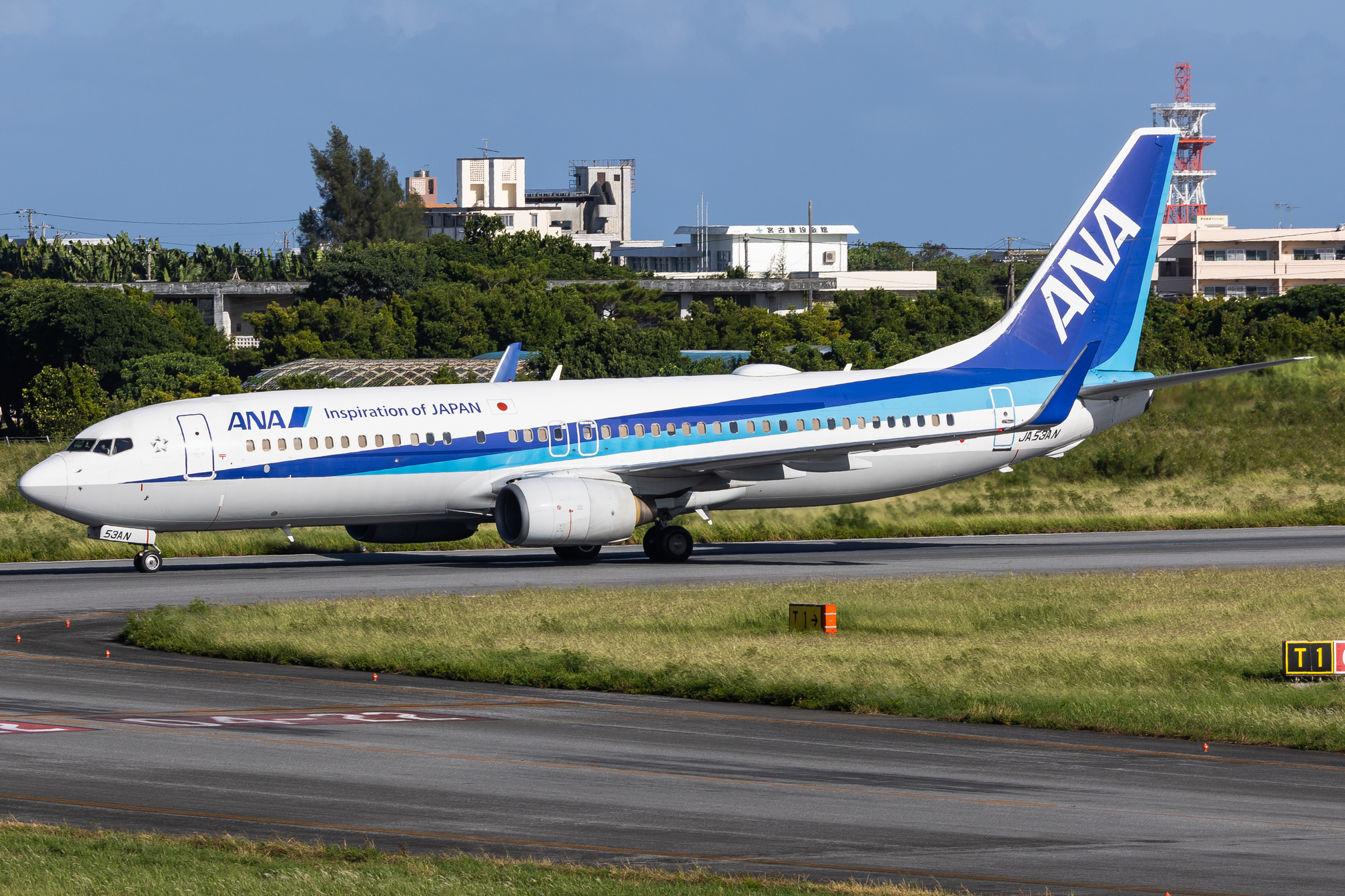 Full size: All Nippon Airways Boeing 737-800 JA53AN at Miyako Airport