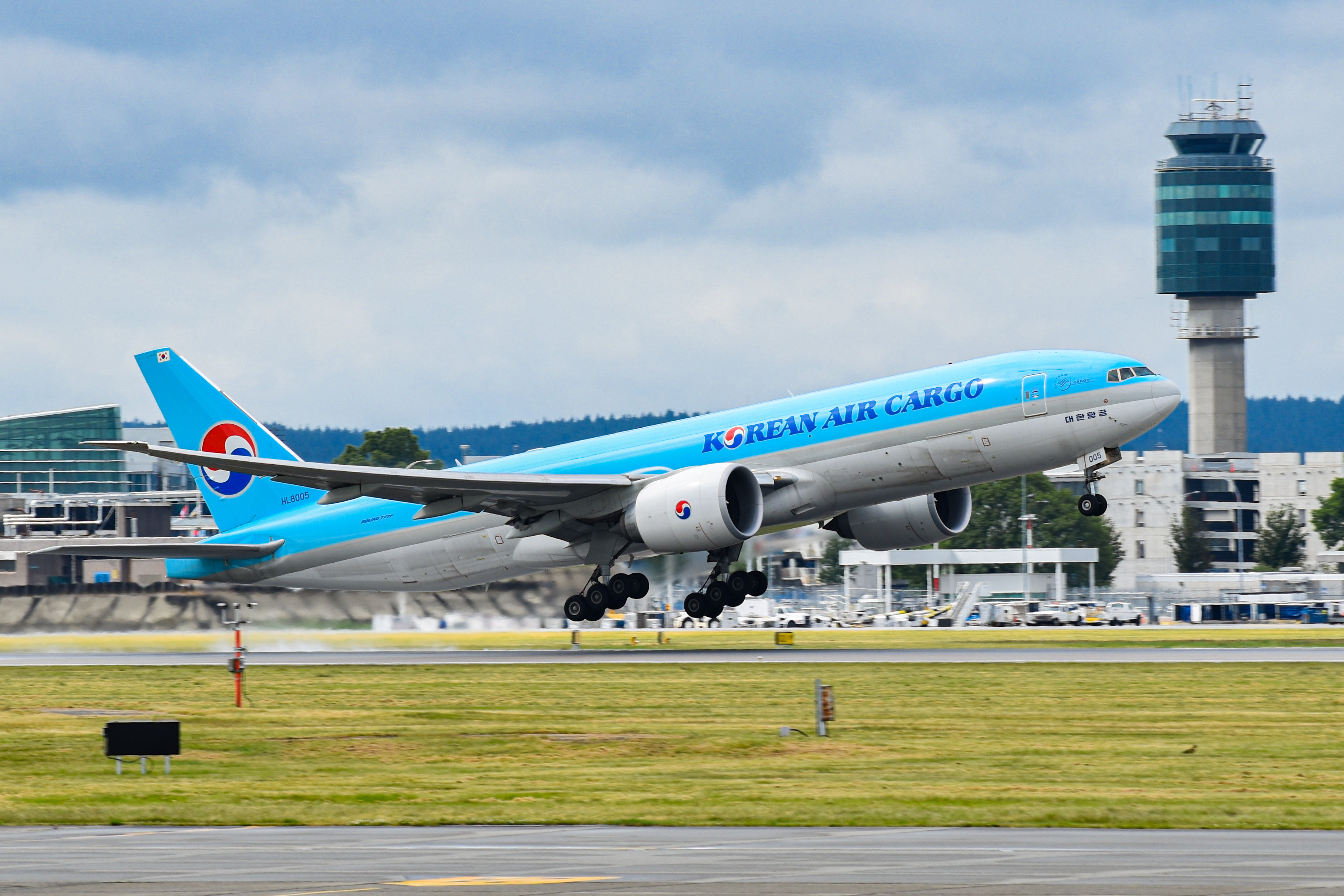 Full size: Korean Air Cargo Boeing 777-F HL-8005 at Vancouver International Airport