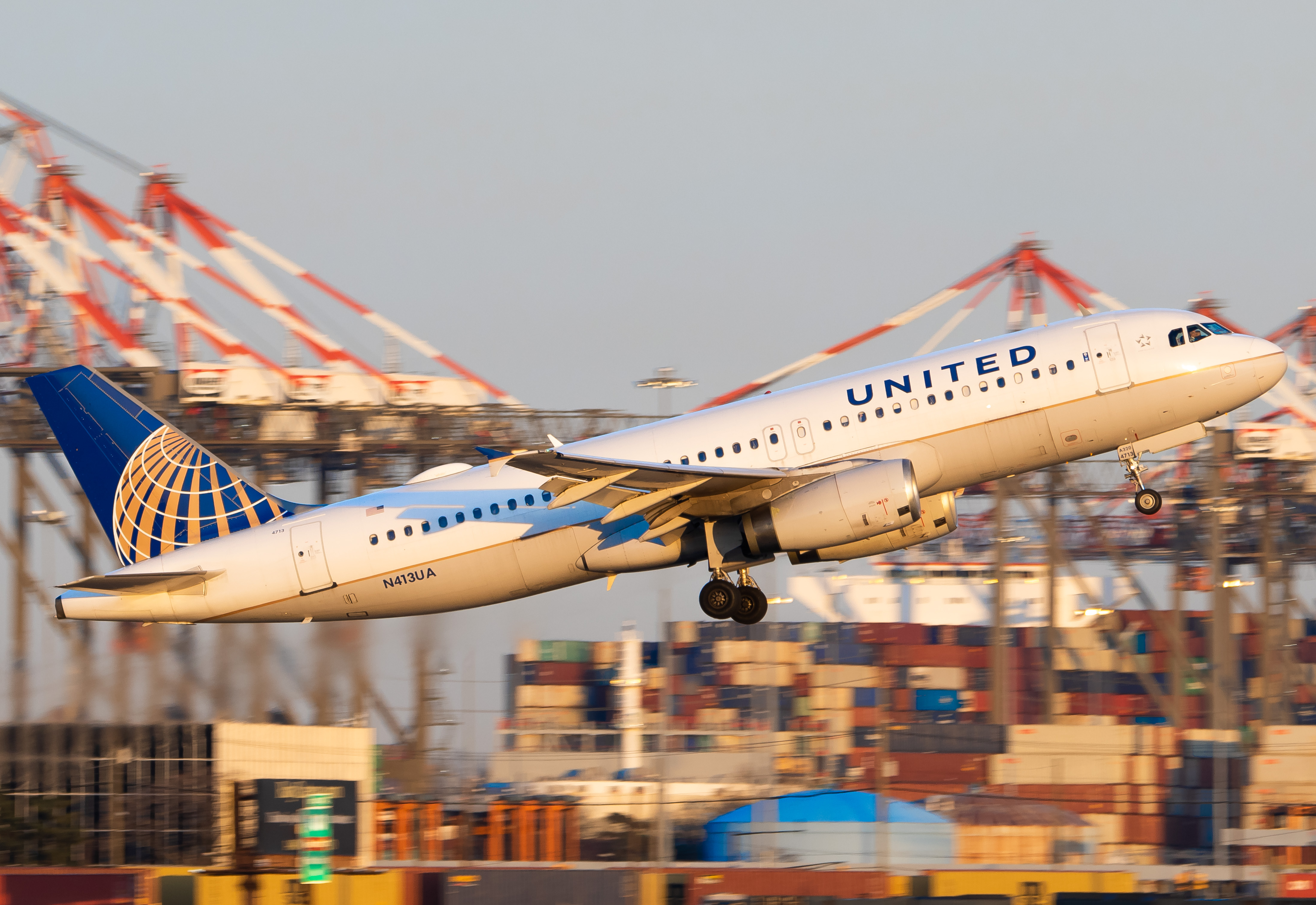 Full size: United Airlines Airbus A320 N413UA at Newark Liberty International Airport