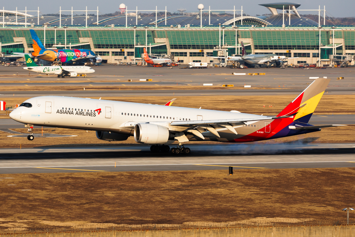 Full size: Asiana Airlines Airbus A350-941 HL8360 at Seoul-Incheon International Airport